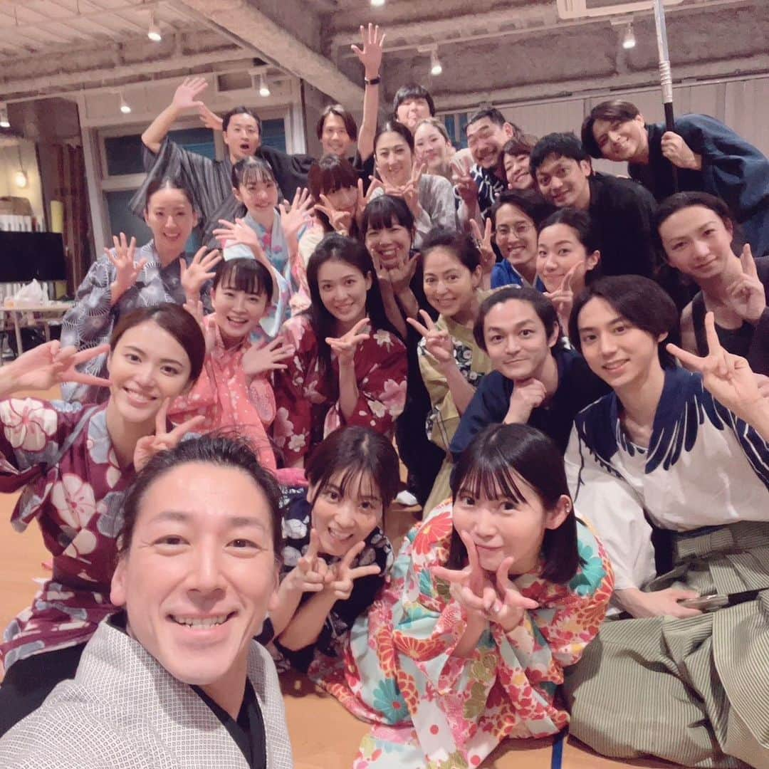 彩凪翔さんのインスタグラム写真 - (彩凪翔Instagram)「Alexandrite Stage　時代劇『PRINCESS TOYOTOMI』  お稽古順調に進んでますっっ 壮大なストーリー^ ^ 涙あり、笑いあり😋 休憩中の座組の笑い声も絶えず明るい現場です！ 熱いお芝居を是非ご覧ください！ お待ちしてます^ ^ チケット申し込みリンクは、下にあります😋ストーリーにもはりますね^ ^  毎日、稽古終わりに集合写真を撮ってくださる元彌さん。写真一部載せます。 浅井3姉妹や元雪組のたわしとゆめ、OGショットも😋るいちゃんいなかったからまた改めてちゃんと撮ります^ ^  【東京公演スケジュール】 2023.8/10 THU --- 8/13 SUN (全8ステージ)  私は全日程出演します！  8/10(木)　 13:00(☆)🎤/18:30(〇) 8/11(金)　 13:00(〇)🎤/18:30(☆) 8/12(土)　 13:00(☆)/18:30(〇) 8/13(日)　 12:00(〇)/ 16:30(☆)  一部Wキャストです。 ☆＝TOYOTOMI SIDE 〇＝AZAI SIDE　　　 🎤＝アフタートークショーがあります。  【東京公演 劇場】 CBGKシブゲキ!! 〒150-0043 東京都渋谷区道玄坂2-29-5 ザ・プライム 6階 (東京メトロ半蔵門線/東急田園都市線 渋谷駅 A0出口直結)  【大阪公演 スケジュール】 2023.8/18 FRI --- 8/21 SUN (全5ステージ) 大阪公演は選抜メンバーでの上演です。  8/18(金)　  13:00(◎)🎤/18:30(◎) 8/19(土)　  13:00(◎)🎤/18:30(◎) 8/20(日)12:00(◎) 　　　  ◎=SPECIAL SIDE　　　 🎤＝アフタートークショーがあります。  【大阪公演 劇場】 近鉄アート館 〒545-8545 大阪市阿倍野区阿倍野筋1-1-43  あべのハルカス近鉄本店ウイング館8階 (近鉄「大阪阿部野橋」駅 JR・大阪メトロ「天王寺」駅下車すぐ)  公式サイト、チケットのお申し込みはこちらをご参照ください。  【公式サイト】 https://princess-toyotomi.themedia.jp/  【チケットお申込みページ】 https://princess-toyotomi.themedia.jp/pages/6965448/page_202304292328 彩凪翔扱いのページよりお申し込みください😌 完売回もありますのでお早めに😆  チケット代金 SS席12,000円 S席9,000円 A席6,500円  【Alexandrite Stageオフィシャルサイト】 https://alexandrite-stage.themedia.jp/   #alexandritestage #アレステ #野口大輔 さん 脚本、演出  #princesstoyotomi #和泉元彌 さん　今度は浅井長政、お父さん役 #淀殿 #彩凪翔」7月30日 20時02分 - sho_ayanagi_official