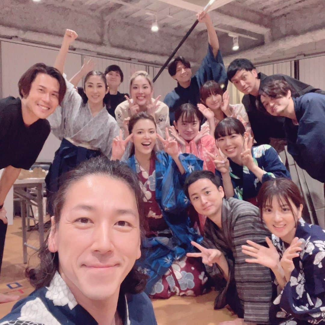 彩凪翔さんのインスタグラム写真 - (彩凪翔Instagram)「Alexandrite Stage　時代劇『PRINCESS TOYOTOMI』  お稽古順調に進んでますっっ 壮大なストーリー^ ^ 涙あり、笑いあり😋 休憩中の座組の笑い声も絶えず明るい現場です！ 熱いお芝居を是非ご覧ください！ お待ちしてます^ ^ チケット申し込みリンクは、下にあります😋ストーリーにもはりますね^ ^  毎日、稽古終わりに集合写真を撮ってくださる元彌さん。写真一部載せます。 浅井3姉妹や元雪組のたわしとゆめ、OGショットも😋るいちゃんいなかったからまた改めてちゃんと撮ります^ ^  【東京公演スケジュール】 2023.8/10 THU --- 8/13 SUN (全8ステージ)  私は全日程出演します！  8/10(木)　 13:00(☆)🎤/18:30(〇) 8/11(金)　 13:00(〇)🎤/18:30(☆) 8/12(土)　 13:00(☆)/18:30(〇) 8/13(日)　 12:00(〇)/ 16:30(☆)  一部Wキャストです。 ☆＝TOYOTOMI SIDE 〇＝AZAI SIDE　　　 🎤＝アフタートークショーがあります。  【東京公演 劇場】 CBGKシブゲキ!! 〒150-0043 東京都渋谷区道玄坂2-29-5 ザ・プライム 6階 (東京メトロ半蔵門線/東急田園都市線 渋谷駅 A0出口直結)  【大阪公演 スケジュール】 2023.8/18 FRI --- 8/21 SUN (全5ステージ) 大阪公演は選抜メンバーでの上演です。  8/18(金)　  13:00(◎)🎤/18:30(◎) 8/19(土)　  13:00(◎)🎤/18:30(◎) 8/20(日)12:00(◎) 　　　  ◎=SPECIAL SIDE　　　 🎤＝アフタートークショーがあります。  【大阪公演 劇場】 近鉄アート館 〒545-8545 大阪市阿倍野区阿倍野筋1-1-43  あべのハルカス近鉄本店ウイング館8階 (近鉄「大阪阿部野橋」駅 JR・大阪メトロ「天王寺」駅下車すぐ)  公式サイト、チケットのお申し込みはこちらをご参照ください。  【公式サイト】 https://princess-toyotomi.themedia.jp/  【チケットお申込みページ】 https://princess-toyotomi.themedia.jp/pages/6965448/page_202304292328 彩凪翔扱いのページよりお申し込みください😌 完売回もありますのでお早めに😆  チケット代金 SS席12,000円 S席9,000円 A席6,500円  【Alexandrite Stageオフィシャルサイト】 https://alexandrite-stage.themedia.jp/   #alexandritestage #アレステ #野口大輔 さん 脚本、演出  #princesstoyotomi #和泉元彌 さん　今度は浅井長政、お父さん役 #淀殿 #彩凪翔」7月30日 20時02分 - sho_ayanagi_official