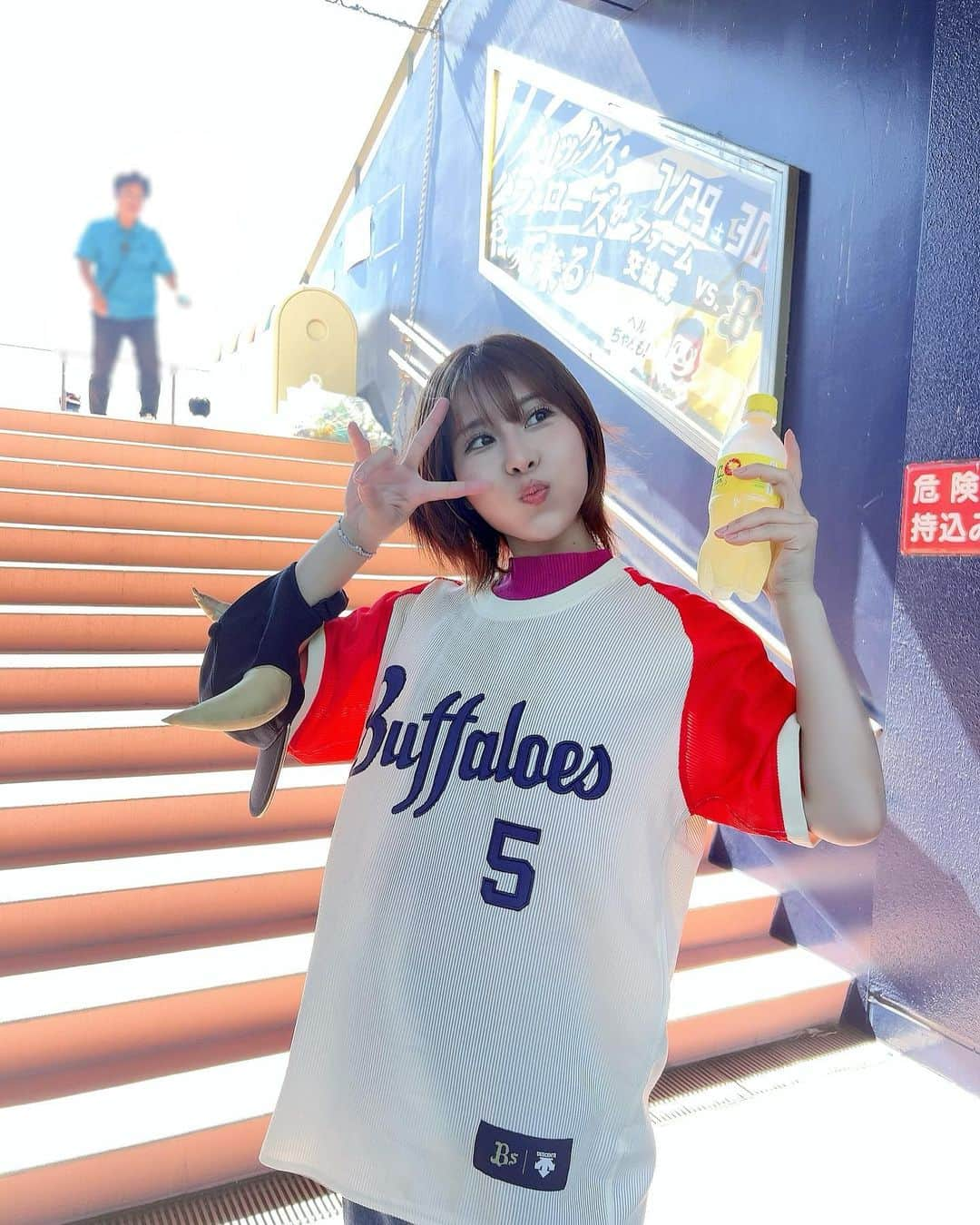 大岩根綾奈さんのインスタグラム写真 - (大岩根綾奈Instagram)「鎌ヶ谷スタジアム🏟️⚾️ 初めて行ってきましたー！！！！  日ハムVSオリックス 豪華な2軍戦でおりほー！！！！！ 今年も現地負けなし継続中です✊🔥  とにかく今日は暑くて暑くて日差しがやばかったのでオリックスバスタオルにくるまって見てたんですけど、サウナ状態でちょっと痩せたかも🤣（かき氷はおかわりしちゃいました）  選手の皆さんの大活躍を沢山見れて幸せな1日だったな💎  やっぱり現地観戦は楽しすぎる✨ 選手の皆さんファンの皆さんお疲れ様でした🫶  #bs2023  #オリックス  #オリックスバファローズ  #鎌ヶ谷  #鎌ヶ谷スタジアム  #エスコンフィールド  #エスコンフィールド北海道  #日ハム  #日本ハムファイターズ  #おりほー  #西野真弘 #選手  #大活躍  #野球  #野球観戦  #オリ姫 #楽しい  #今年  #夏 #沢山  #観戦  #行きたい  #自然 #サウナ  #日焼け  #したかも」7月30日 20時05分 - ooiwaneayana