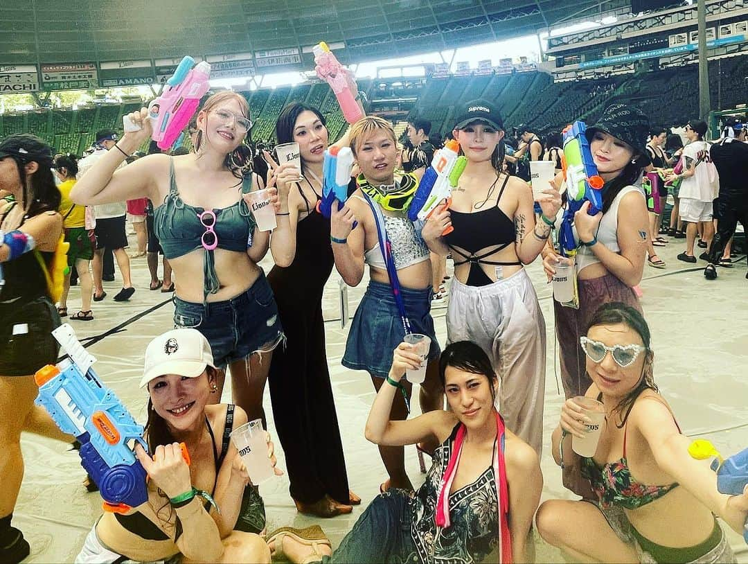 ベル（ニューハーフ）さんのインスタグラム写真 - (ベル（ニューハーフ）Instagram)「日本上陸Water BOM💣🌊🤩 なんなのこのイベントは💖 知らん人達にガンガン撃ちまくって良いルール。多分💦 男だろーが、女だろーが、 カマレンジャー達でチカラを合わせ戦って来ました🔫💦 ボロボロメイクでも皆んな女に見えましたプスっ #ベルーナスタジアム #waterbom  #ひげがーる #ニューハーフ #歌舞伎町 #オネエ #有吉ジャポン」7月30日 20時05分 - bell_newhalf