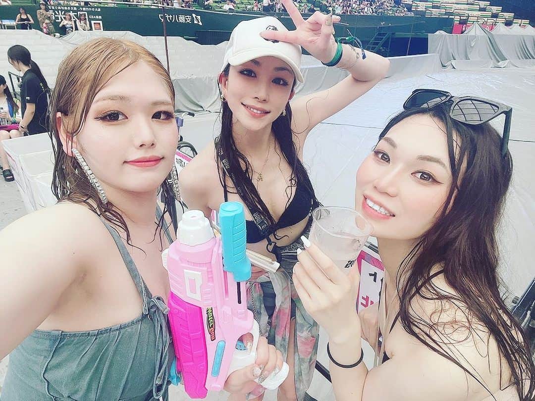 ベル（ニューハーフ）さんのインスタグラム写真 - (ベル（ニューハーフ）Instagram)「日本上陸Water BOM💣🌊🤩 なんなのこのイベントは💖 知らん人達にガンガン撃ちまくって良いルール。多分💦 男だろーが、女だろーが、 カマレンジャー達でチカラを合わせ戦って来ました🔫💦 ボロボロメイクでも皆んな女に見えましたプスっ #ベルーナスタジアム #waterbom  #ひげがーる #ニューハーフ #歌舞伎町 #オネエ #有吉ジャポン」7月30日 20時05分 - bell_newhalf