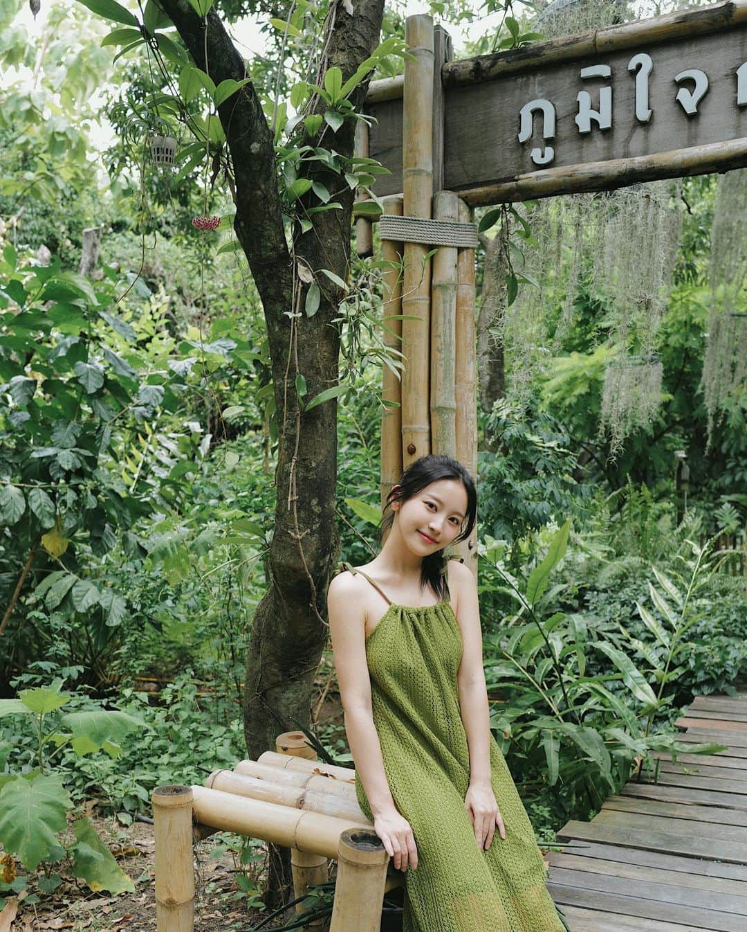 蔡瑞雪（Ruixue Tsai）さんのインスタグラム写真 - (蔡瑞雪（Ruixue Tsai）Instagram)「我成功融入大自然了，我除了葉子🍃 還像什麼？ ʕ •́؈•̀ ₎  #thailand  #bangkok  #🇹🇭」7月30日 20時06分 - snowbabyq