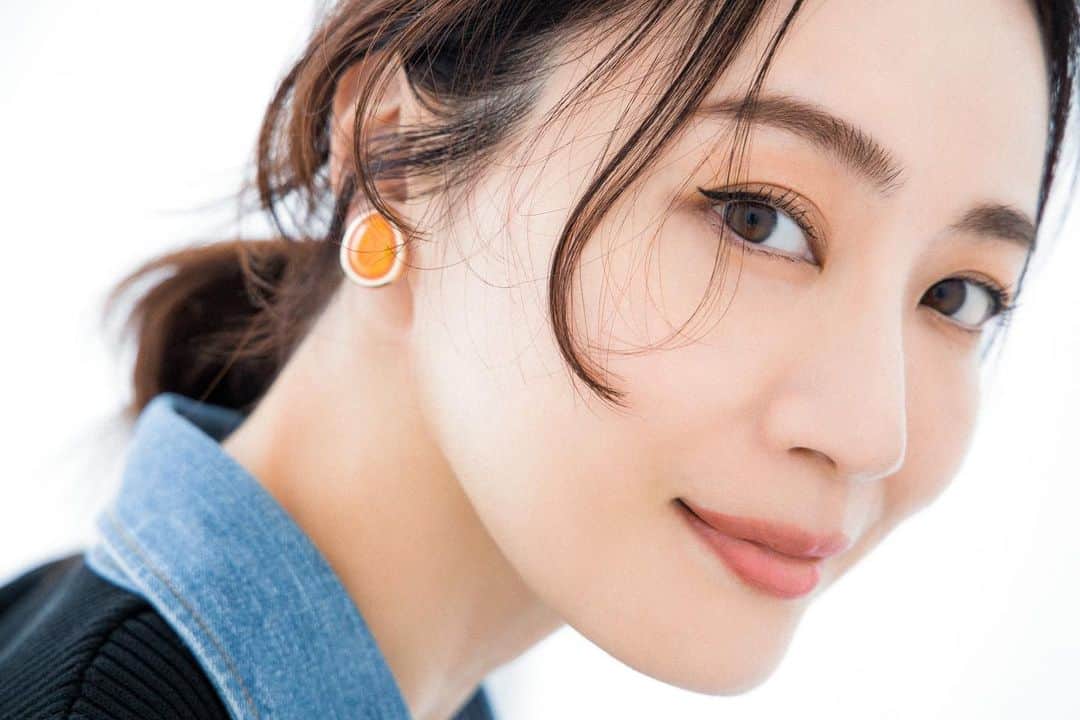 樹神のインスタグラム：「美ST 9月号 黒ライナーの応用編。 このアイラインの入れ方、とっても「映える目元」に。 ぜひご覧くださいませ〜  @be_story_official   撮影　@ryok.1020  ヘア&メイク @kanbe61  スタイリスト　@megumikeda  文 @kamataka3215  モデル　@kotamaofficial  ありがとうございました♪」
