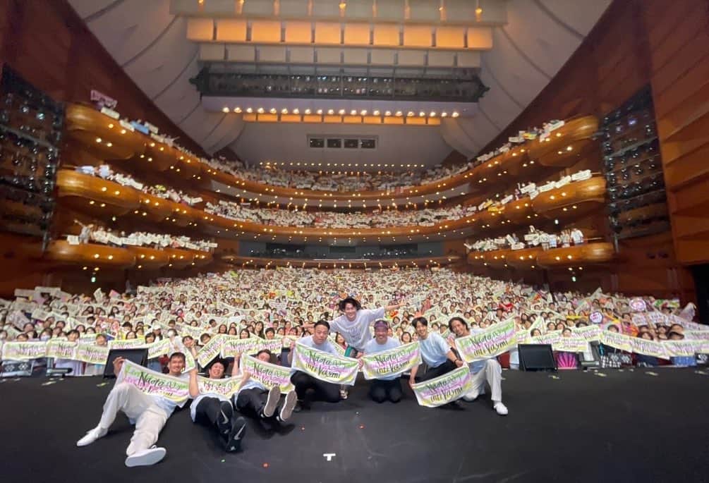 鈴木渉さんのインスタグラム写真 - (鈴木渉Instagram)「昨夜はインティライミ神戸公演！！ありがとうございました。  シンべにステッカー貼ってキティちゃんにしました。  #神戸こくさいホール  #ナオトインティライミ #バンダインティライミ #ダンサーインティライミ #ピロシキ屋の🎀 #ケーニヒスクローネも食べたよ」7月30日 20時08分 - watarumble0223