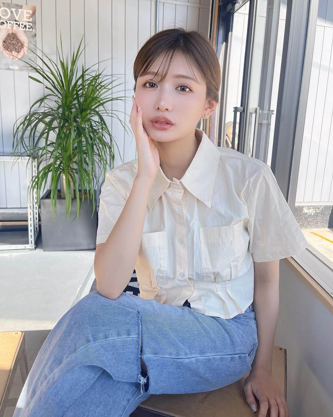 伊藤実祐のインスタグラム：「📣SHEIN第13弾【 超絶お得情報あり💓】 ⁡ ⁡ 毎度おなじみ、SHEIN様(@shein_japan)より お得すぎるクーポン発行して頂いてます🙇‍♂️♥︎ ⁡ しかも、何回も使えるクーポン... 😳🤫㊙️ ⁡ みゆ自身もめっちゃ使ってて ホンマありがとうございますすぎ。(土下座 ) ⁡ ⁡ 今回はSHEINの中の 【Dazy】( @dazy_fashion ) っていうブランド縛りで コーディネート組んでみた👖🩵 ⁡ ⁡ YouTubeでは、ゲットしたもの全部 紹介してるから是非チェックしてね🧸🤍🫧 ⁡ ゲットしたヘアアクセが超絶可愛いすぎた ⸜❤︎⸝ ⁡ ⁡ ⁡ ⁡ みゆちゃいクーポン【  LOVEDAZY245 】 ⁡ セール価格から、最大20%OFFも安く買えるので ただでさえ安いSHEINやけど、クーポン使って またお得にゲットしてください🫰🏻💓✨ ⁡ ⁡ 利用期限中は何回でも使えるから何回も使ってww ⁡ ( 利用期限 9/30 まで ) ⁡ ⁡ ⁡ ⁡ #ad #SHEIN #SHEINforAll  #SHEIN購入品#SHEINDAZY#DAZY #今日のコーデ#OOTD #購入品紹介 #夏服コーデ #自まつ毛 #自まつ毛メイク #まつ毛美容液 #ラッシュリフト #ラッシュアディクト #イエベ #イエベ秋 #イエベコーデ  #骨格ストレート #骨格ストレートコーデ ⁡ ⁡ ⁡ 1枚目 DAZY 無地柄 ボタンフロント ポケットパッチ シャツ 商品ID : 14953428 ⁡ DAZY ハイウェスト ダメージワイドレッグジーンズ 商品ID : 2587245 ⁡ ⁡ ⁡ 2枚目 DAZY ラペルネック ダブルボタン クロップブレザー 商品ID : 11982146 ⁡ ⁡ ⁡ 3枚目 DAZY 無地柄 ドローストリングウエスト フラップポケットサイド カーゴパンツ 商品ID : 15796960 ⁡ DAZY リブニット ボタンフロント トップス 商品ID : 9355922」