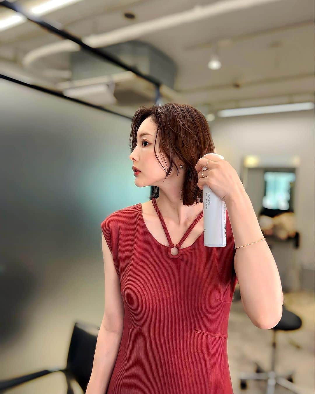 松田唯花のインスタグラム：「ショートヘアが好評で嬉しい🥹🙏💕  髪が長いときは結んだり巻いたりできたけど、ショートはそれができないから素髪の綺麗さが如実にあらわれるなぁと思っていて。  一般的には"ロングヘアの方がケアを頑張る！"となるところだと思うのですが、私はショートにしてより一層ヘアケアに力を入れ出しました。  髪に良くないのは肌と一緒で、紫外線(熱)と乾燥と摩擦。  摩擦対策のために今日Amazonでシルクキャップを買いました🫶🏻  そして紫外線対策はUVスプレーや日傘を毎日。  熱や乾燥はやっぱりドライヤーのときに最も与えやすいと思うので、ドライヤー前に使う美容液ヘアミストを投入！  『ドクターズルーム クイックブローセラム』。 頭皮も髪もケアしながらドライヤーの時間を短縮してくれるスグレモノ。  ショートにしただけでも短縮になったのに、さらにドライヤー時間が短くなって本当に楽😂✨  【髪に潤いが与えられて感じる効果】 ①毛髪の補修効果がアップして水分保持を高めて早く乾かせる ②髪が広がりにくくなってまとまりが良くなる  パサつかずにまとまるからヘアセットは超楽になりました！ 前のヘアセットの時間の1/3くらい🤣 ブラシでとかして終わり！って感じでも外出できちゃいます♪  あと、寝ぐせもつきにくくなった！ それもやっぱり潤いが保たれているから髪がしっとりして、まとまり感が持続するんだと思う。  長文を書きましたがまとめると、 ☑︎寝ぐせがつく人 ☑︎髪にまとまりがない人 ☑︎ドライヤーの時間が長い人 ↑ 髪に潤いが足りていない可能性があるので、こういう美容液ヘアミストで水分チャージしてあげると良いと思います👼  @drs__room  #ドクターズルーム #ヘアケア #美髪 #haircare #drsroom」