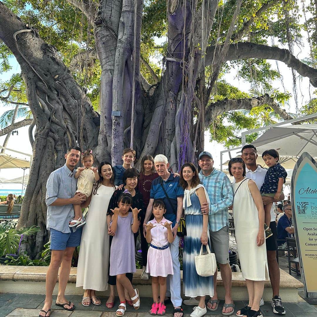 森豪士さんのインスタグラム写真 - (森豪士Instagram)「ただ木の前で撮った写真ですが、これがハワイだとなんとなく絵になる🌈✨😄 ハワイマジック🇺🇸 4家族14人での9日間、笑いあり涙あり、たくさんの想い出の詰まった旅行になりました🤙🏽 無事日本に帰国しましたが、まだ頭から椰子の木生えてる感じ🌴 明日起きたら切り替わるかな…🤔 #ハワイ #ワイキキ #モアナサーフライダー #コオリナ #子連れハワイ」7月30日 20時18分 - tsuyoshimori