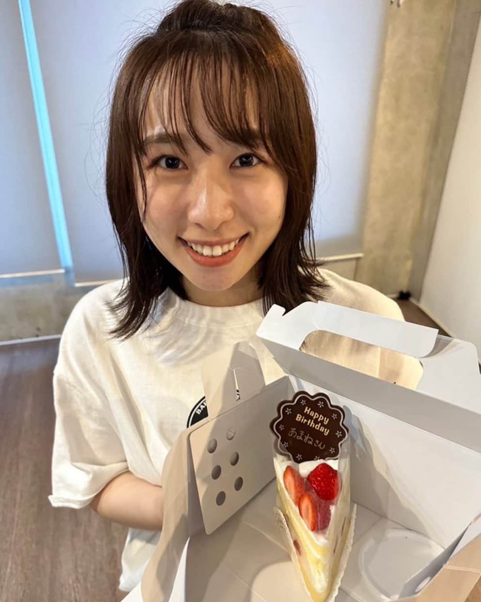 のインスタグラム：「舞台「月は見えているか」稽古終わりに、誕生日をお祝いしていただきました!! 嬉しい。25歳の伊藤、喜んでます。  今日の稽古は一段と激しくて、汗だくボロボロ。笑 明日絶対筋肉痛だ、、、  舞台は8月30日~9月3日!!チケット発売中なので観に来てね。会いに来てね。」