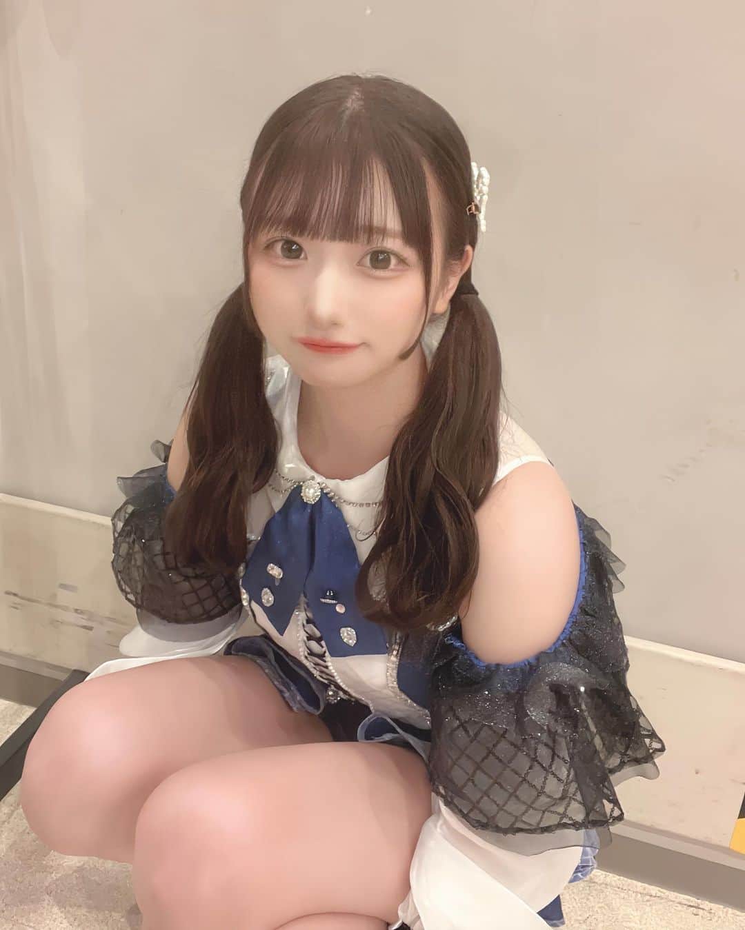 夢実あすかのインスタグラム：「_( ˙꒳​˙ _ )ﾁｮｺﾝ♡  ．  ． #japaneseidol #japanesegirl #idol #instagood #instalike #selca #followforfollowback #selfie #today #ootd #dailylook #instafashion #followme #アイドル前髪 #makeup #今日のコーデ  #アイドル  #ぱっつん前髪  #アイドルメイク  #ゆる巻き #いいね返し #自撮り #自撮り女子 #自撮り界隈 #推してください #ヘアアレンジ #オフショル #ショーパン #アイドル衣装 #ツインテール」