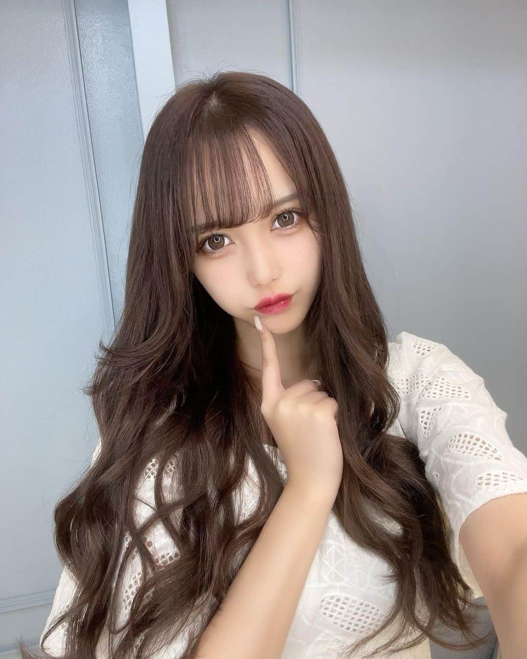 のインスタグラム：「Lapisでトリートメントとカラーしてもらった💕  髪色透明感のある暗めにして、 色落ちブラウンが最近安定🫶 カラー可愛すぎるし、 初のキャビアトリートメントでサラサラ🥹♡」