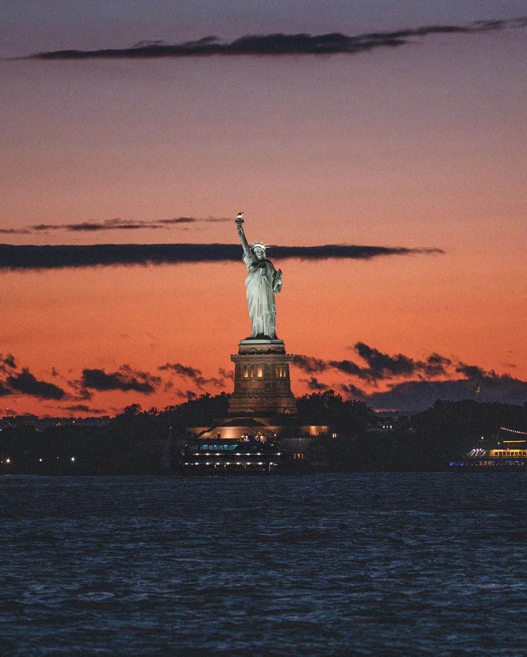 のインスタグラム：「In case you missed last night’s sunset… #LadyLiberty」