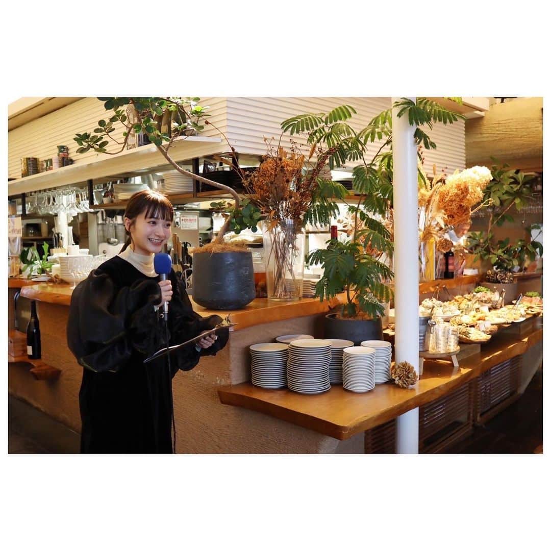 のインスタグラム：「昨日、母のお店のビストロマツシマにて  『食とワインと音楽の祭典』のイベントで司会進行をしました！  このような形でイベントに携わることができて本当に嬉しかったです🕊  美味しすぎるビュッフェ料理にワイン🍷  ジャズを楽しみながら談笑する時間は贅沢な時間で幸せでした！！  大好きな地元に帰れて充電できたのでまた明日から頑張ります❗️  🍕　@bistro_matsushima」