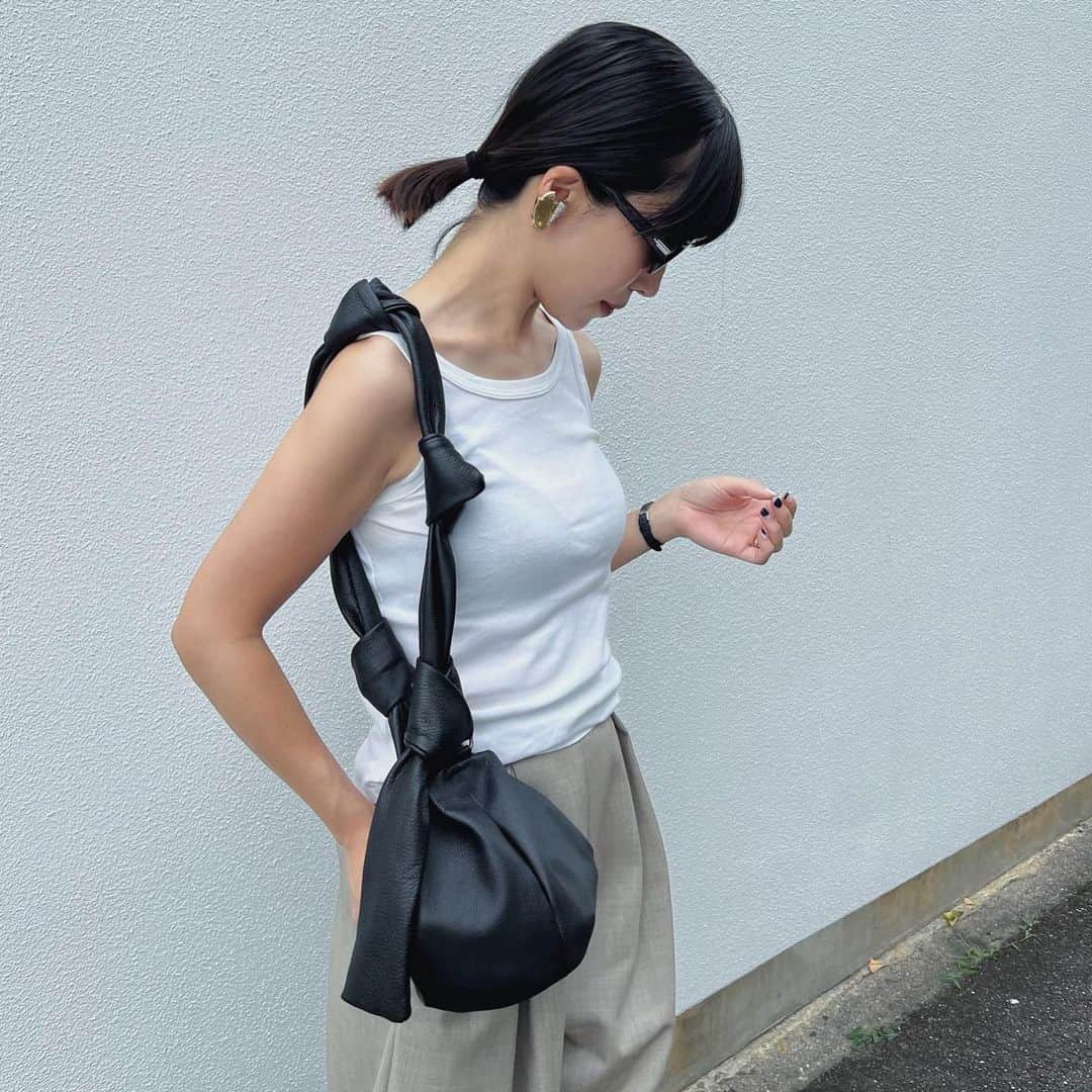 山内一世のインスタグラム：「ずいぶん前から試作を重ねては重ね、 ついにTie shoulder ball bagが完成しました🖤 たくさんの方にご愛用いただいているBALL BAGの愛らしい丸みは必ず活かせたいのと、革の特性の兼ね合いで職人さんには何度も微調整を重ねてもらいました。 ショルダー部分にランダムに施した“結び”は肩にかけたときに スタイリングの一部になるよう、アクセントになるように、 結び目の大きさやショルダーの太さにも拘りました📐 BALL BAGと同じく最低限に“プラス”できる容量が入ること、軽くていつでも手に取りやすいこと、なによりかわいいを大前提に。 革の柔らかく細かなシボ感もとても上質で、 使用していただく過程もお楽しみいただけると思います🤍  8月中旬に開催する'23AW PRE ORDERより ご予約スタートいたします！ また9月に東京/大阪で開催するPOPUPでは 実際にお手に取ってご覧いただけます☺️ シックでエレガントになった新型Tie shoulder ball bagも 皆さまとご縁がありますように🌛✨  #BALLBAG #meer_23aw」