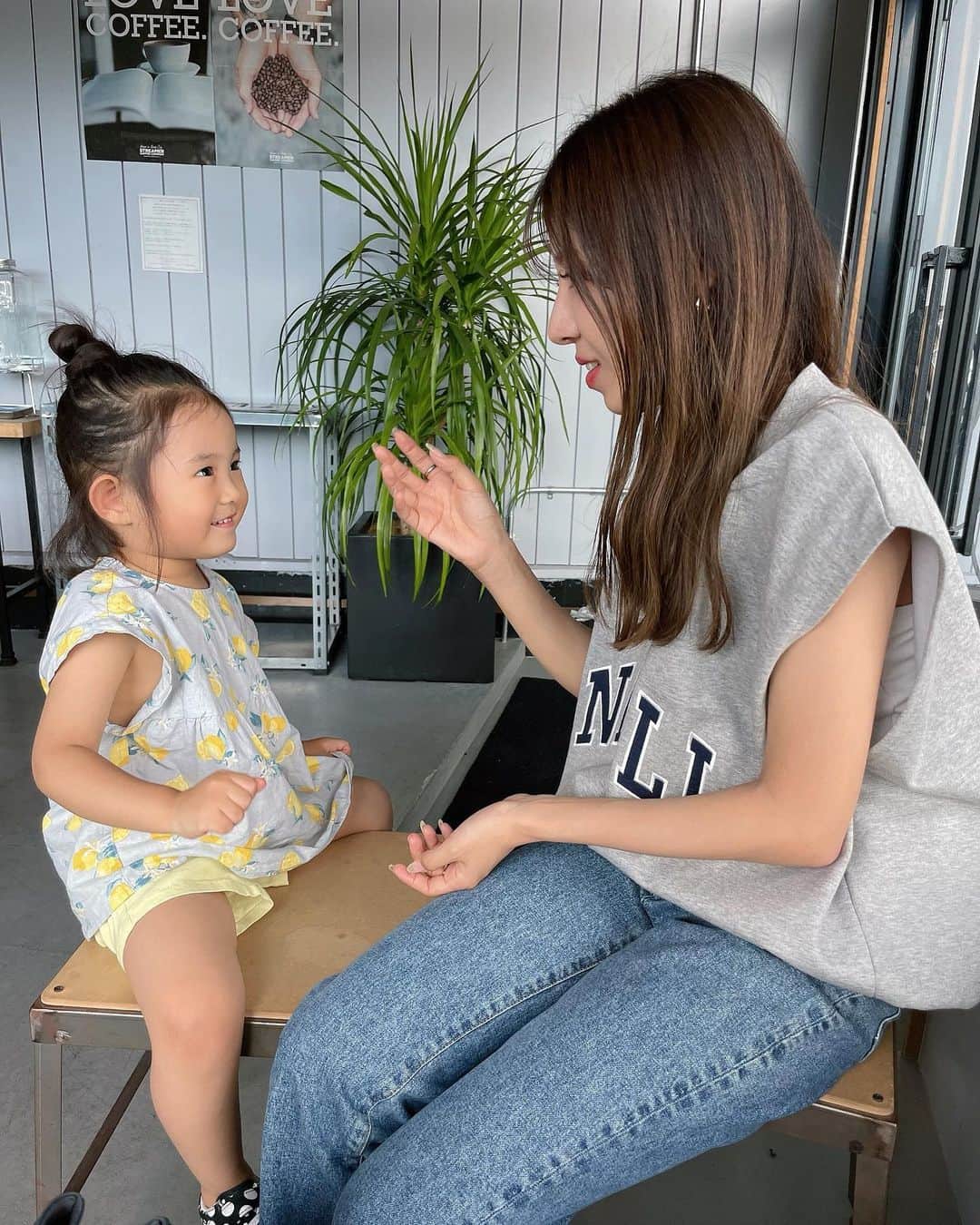 伊藤莉子のインスタグラム：「． 最近めちゃくちゃ暑くなって、 熱中症を心配してた矢先に 娘が熱中症でダウン🤮⤵︎  子供って体調の変化がコロコロ変わるから 病院に行く頻度も増えちゃう🥲  そんなときに出会ったのが 【みてねコールドクター】🏥  24時間、365日対応してくれるから 突然の熱や体調不良でも安心！  夜間や休日は往診依頼で、お家で診察してもらえるし、 365日24時間オンライン診療をしている かなり便利なアプリなの！🥹♥  お家にドクター呼んだら料金も高いのかな？ って心配やったけど医療証・保険証が適用されるみたい✨  子供がいるママやパパに是非試してみてほしいな🙌🏻❤︎  #みてねコールドクター #コールドクター #PR #子育てママ #子育てパパ  ．」