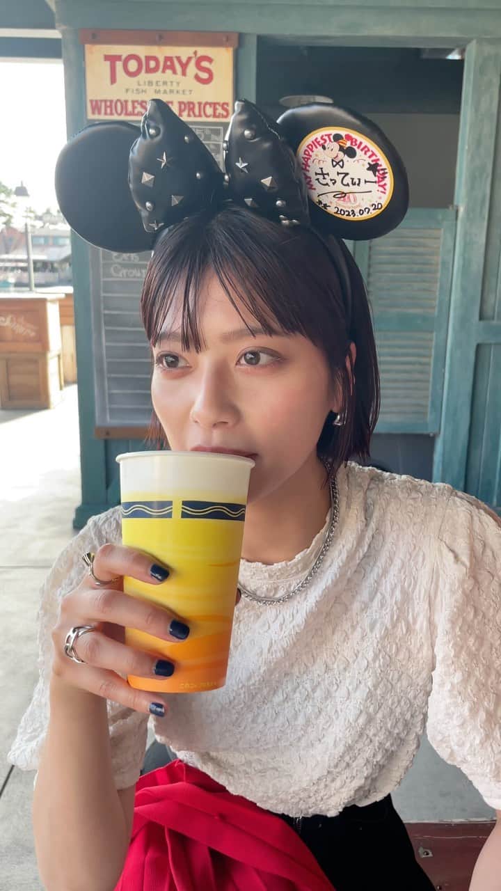 のインスタグラム：「. ディズニーで飲むビールは最高🍻🌞 ⁡ ⁡ ⁡ めっちゃ大口開けて笑ってます（笑） ⁡ ⁡ ⁡ ⁡ ⁡ ⁡ ⁡ ⁡ ⁡ ⁡ #ディズニーシー #disney #disneysea #ビール女子 #ビール #ボブ #ぱっつんボブ #切りっぱなしボブ」
