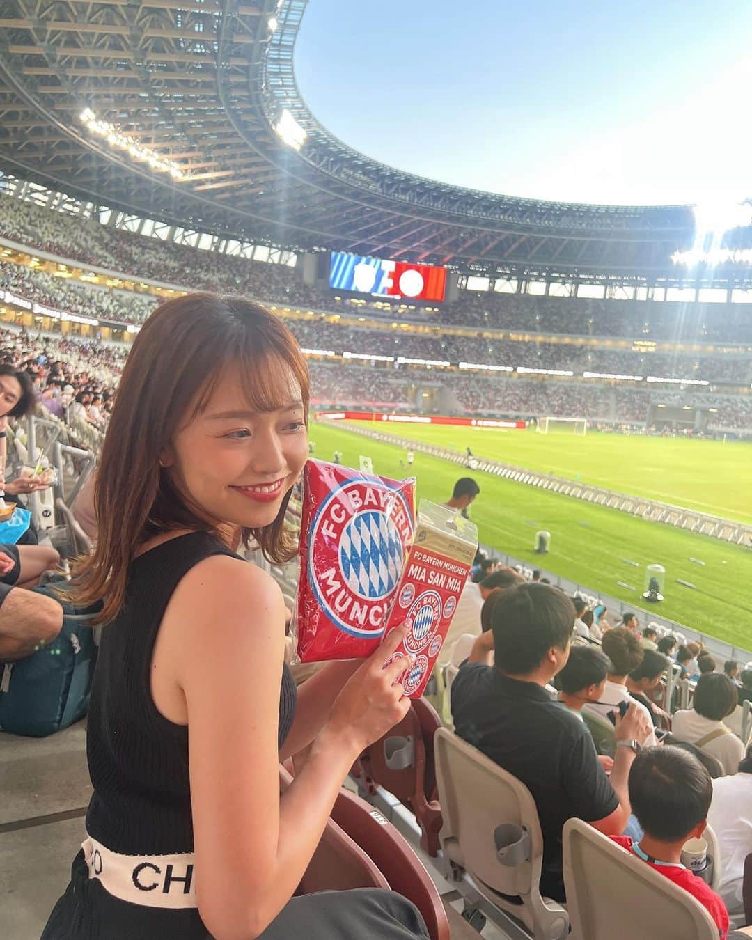 萩原菜乃花さんのインスタグラム写真 - (萩原菜乃花Instagram)「バイエルン戦⚽️♥️ 初めて国立競技場に行ってきたよ〜！  川崎フロンターレvsバイエルン⚽️ すごく近い席で見ることができて 大興奮だった！ バイエルンのTシャツが欲しかったけど 売り切れていて 代わりにステッカーとナップザックを買いました🥰 ナップザックはサッカー好きな父用！  やっぱりスポーツ観戦は楽しい〜♡  #サッカー#サッカー観戦#川崎フロンターレ#バイエルン#スポーツ観戦#スポーツ女子#国立競技場#たこ焼き#くくる」7月30日 20時29分 - nanoka_hagiwara