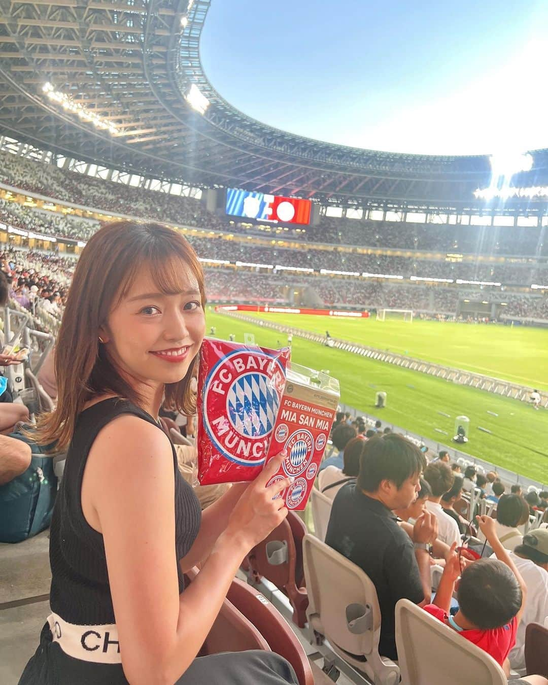 萩原菜乃花さんのインスタグラム写真 - (萩原菜乃花Instagram)「バイエルン戦⚽️♥️ 初めて国立競技場に行ってきたよ〜！  川崎フロンターレvsバイエルン⚽️ すごく近い席で見ることができて 大興奮だった！ バイエルンのTシャツが欲しかったけど 売り切れていて 代わりにステッカーとナップザックを買いました🥰 ナップザックはサッカー好きな父用！  やっぱりスポーツ観戦は楽しい〜♡  #サッカー#サッカー観戦#川崎フロンターレ#バイエルン#スポーツ観戦#スポーツ女子#国立競技場#たこ焼き#くくる」7月30日 20時29分 - nanoka_hagiwara