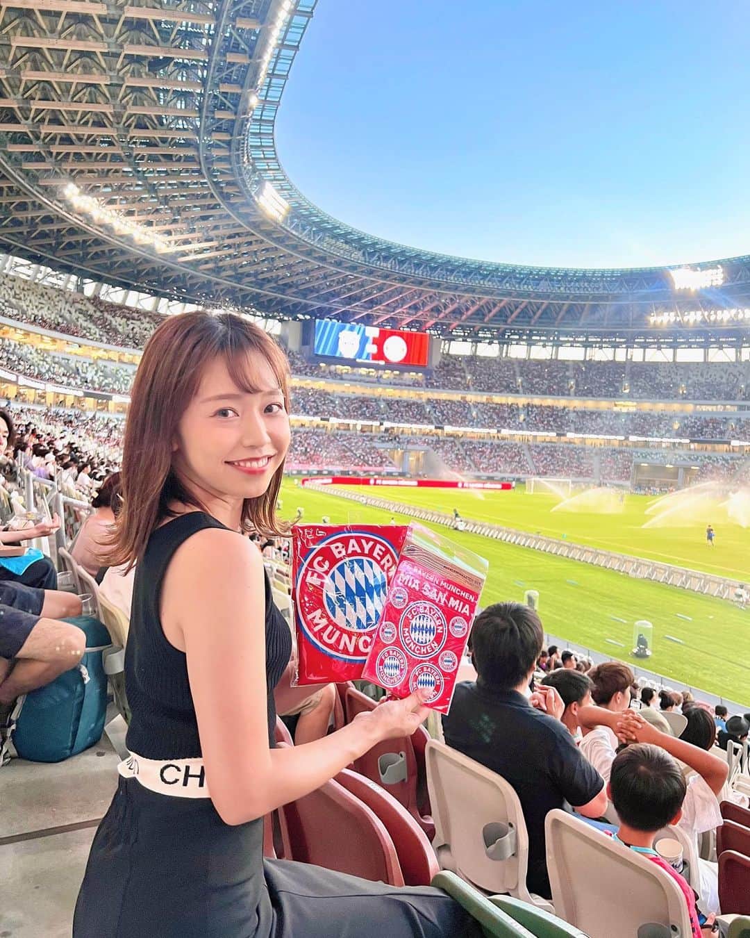 萩原菜乃花のインスタグラム：「バイエルン戦⚽️♥️ 初めて国立競技場に行ってきたよ〜！  川崎フロンターレvsバイエルン⚽️ すごく近い席で見ることができて 大興奮だった！ バイエルンのTシャツが欲しかったけど 売り切れていて 代わりにステッカーとナップザックを買いました🥰 ナップザックはサッカー好きな父用！  やっぱりスポーツ観戦は楽しい〜♡  #サッカー#サッカー観戦#川崎フロンターレ#バイエルン#スポーツ観戦#スポーツ女子#国立競技場#たこ焼き#くくる」