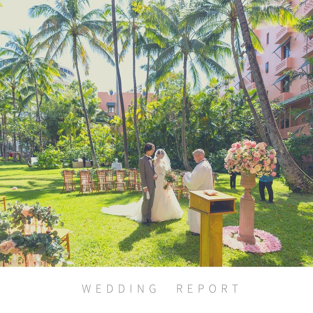 ワタベウェディングさんのインスタグラム写真 - (ワタベウェディングInstagram)「ワタベウェディングでハワイ挙式をされた素敵な卒花嫁さまをご紹介💍 ----------------------------------------------- 2023年4月に「ロイヤルハワイアン」のヘルモアガーデンでリゾート挙式をされたおふたり。  1927年のオープン以来、「太平洋のピンクパレス」と呼ばれ愛されてきた歴史あるホテル「ロイヤルハワイアン・ラグジュアリーコレクションリゾート」。 そのワイキキでもひと際目立つ、鮮やかなピンク色に彩られたホテル内にある、自然のヤシの木々に囲まれたガーデンが挙式の舞台に✨ ホテルでのフォトツアーでは、古き良きハワイの雰囲気を感じる印象的なしつらえや豊かな植物に白いドレスがとっても映えますよね📷 挙式後は、ダウンタウンでのフォトツアーに。ハワイシアターやマーフイーズにて素敵な写真を残されました🌴  DRESS Barbie-4  TUXEDO RESOLL NOIR LEO  徐々にハワイウェディングを叶えられるお客様が増えてきております。  8月3日（木）・4日（金）には、表参道フラッグシップにてハワイウェディングを体験していただけるイベント「HAWAIIAN NIGHT」を開催します🌴 ドレスの試着やハワイ州観光局の方を迎えたトークショーなど、ハワイ挙式を検討し始めたばかりのカップルにおすすめのイベントです✨ ハワイアンビールやフードもご用意してお待ちしております。お一人様や友達同士での参加もOKです！お待ちしております！！  @watabewedding ------------------------- #ワタベウェディング #watabewedding #リゾートウェディング #リゾート挙式 #ウェディングフォト #フォトウェディング #結婚式 #挙式 #プレ花嫁 #卒花嫁 #プレ花嫁さんと繋がりたい #結婚式準備 #2024春婚 #2023秋婚 #家族挙式 #ゼクシィ #沖縄ウェディング #少人数結婚式 #家族婚 #家族挙式レポ #ハワイ挙式 #ハワイ旅行 #ハワイウェディング #結婚式決行 #式場見学レポ #式場見学 #式場探し #式場迷子 #ロイヤルハワイアン #ロイヤルハワイアンウェディング -----------------------------------------------」7月30日 20時30分 - watabewedding