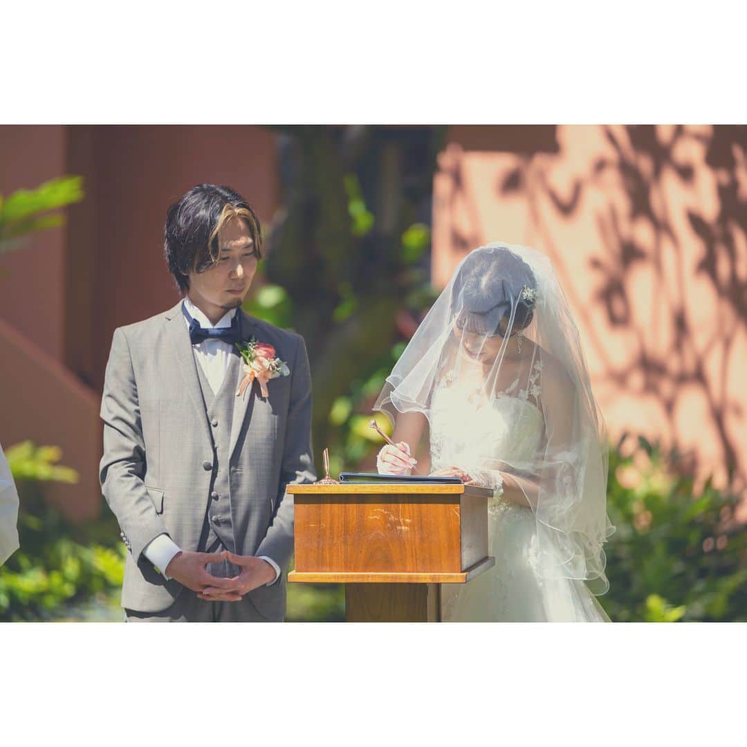 ワタベウェディングさんのインスタグラム写真 - (ワタベウェディングInstagram)「ワタベウェディングでハワイ挙式をされた素敵な卒花嫁さまをご紹介💍 ----------------------------------------------- 2023年4月に「ロイヤルハワイアン」のヘルモアガーデンでリゾート挙式をされたおふたり。  1927年のオープン以来、「太平洋のピンクパレス」と呼ばれ愛されてきた歴史あるホテル「ロイヤルハワイアン・ラグジュアリーコレクションリゾート」。 そのワイキキでもひと際目立つ、鮮やかなピンク色に彩られたホテル内にある、自然のヤシの木々に囲まれたガーデンが挙式の舞台に✨ ホテルでのフォトツアーでは、古き良きハワイの雰囲気を感じる印象的なしつらえや豊かな植物に白いドレスがとっても映えますよね📷 挙式後は、ダウンタウンでのフォトツアーに。ハワイシアターやマーフイーズにて素敵な写真を残されました🌴  DRESS Barbie-4  TUXEDO RESOLL NOIR LEO  徐々にハワイウェディングを叶えられるお客様が増えてきております。  8月3日（木）・4日（金）には、表参道フラッグシップにてハワイウェディングを体験していただけるイベント「HAWAIIAN NIGHT」を開催します🌴 ドレスの試着やハワイ州観光局の方を迎えたトークショーなど、ハワイ挙式を検討し始めたばかりのカップルにおすすめのイベントです✨ ハワイアンビールやフードもご用意してお待ちしております。お一人様や友達同士での参加もOKです！お待ちしております！！  @watabewedding ------------------------- #ワタベウェディング #watabewedding #リゾートウェディング #リゾート挙式 #ウェディングフォト #フォトウェディング #結婚式 #挙式 #プレ花嫁 #卒花嫁 #プレ花嫁さんと繋がりたい #結婚式準備 #2024春婚 #2023秋婚 #家族挙式 #ゼクシィ #沖縄ウェディング #少人数結婚式 #家族婚 #家族挙式レポ #ハワイ挙式 #ハワイ旅行 #ハワイウェディング #結婚式決行 #式場見学レポ #式場見学 #式場探し #式場迷子 #ロイヤルハワイアン #ロイヤルハワイアンウェディング -----------------------------------------------」7月30日 20時30分 - watabewedding