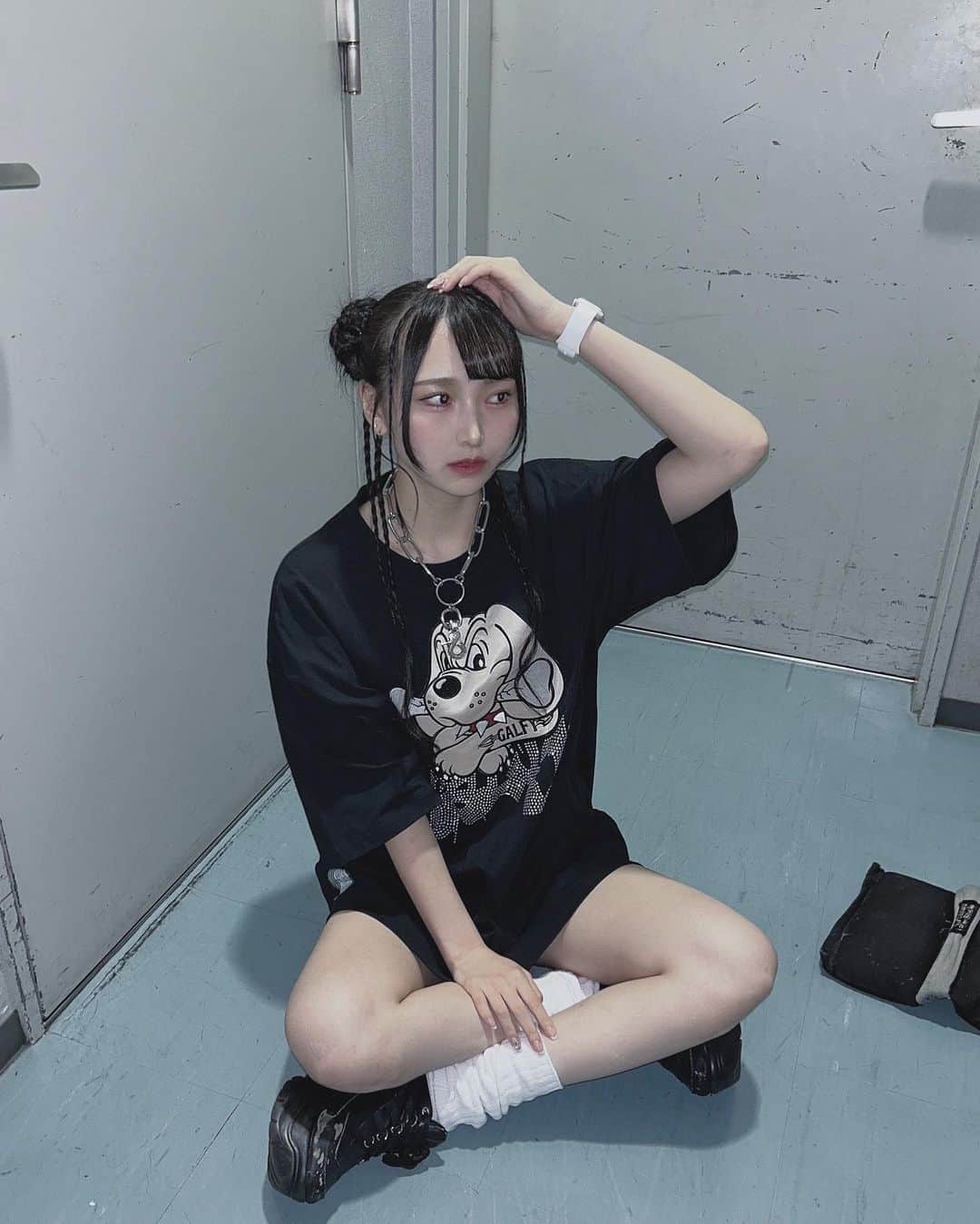 前田令子のインスタグラム：「ワル😈  #code#galfy#volcanandaphrodite#yousuke#厚底#ルーズソックス#お団子ヘア」