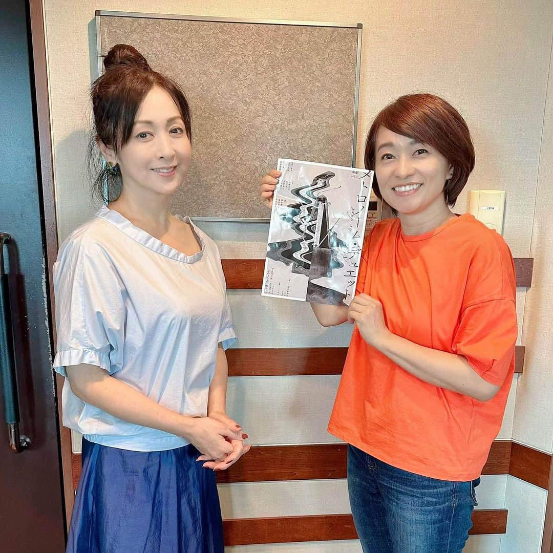 住吉美紀さんのインスタグラム写真 - (住吉美紀Instagram)「大好きな #斉藤由貴 さんが出演しているということで『奏劇vol3 #メトロノームデュエット』を観劇。期待以上に深く、面白く、共感。ドンピシャ好みで、今年観た舞台で３本の指、いや、もしや今のとこ１位かも！  先日、由貴さんが #BlueOcean にいらしたとき 「朗読劇だけと関係のない動きがある、生演奏があるけれどそれもただのBGMではない」とおっしゃっていて それが一体どんな感じか想像がつかなかったのだが、 拝見して納得。 聴覚的効果と視覚的効果がない混ぜになって 観るものの心が動く作品。 原作は、生演奏で出演もされている #岩代太郎 さん。 音楽大学教授や精神科医が出てきて テーマは「音楽と心」（ネタバレしないようにざっくり）。  私は音楽が本当に本当に好きだから特にテーマが響いたのかもしれない。  「音楽には支配力がある」というような台詞があり その瞬間、心の中で「わかるぅ！！」と叫んでしまった。 まるで飛行機に乗っている時のエアポケットのように ズン！と一段階深く気持ちが惹き込まれた。  というのも、私も音楽によって、 やる気が出たり出なかったりの差が激しく、今年は特に 「この猛暑を乗り切るのに本当に音楽に背中を押してもらっている」いう実感があり、 日常で「音楽に支配されている」自覚がある。  さらに、劇中で提示される 「違うテンポで生きている他人同士が、 　同じリズムで音楽を奏でるというのは、 　“強制的なユニゾン”を作っていることである」 という視点に、 わ〜〜〜〜なるほど！と膝を打ってしまった。 共に演奏したり歌ったりの音楽って、やっぱりすごいことなんだ と、またもう一段惹き込まれ、もはや興奮していた。  劇中の生演奏も、台詞のように聞こえてくる、舞台ならではの贅沢さ。 由貴さんも、由貴さんならではの、めっちゃくちゃ説得力のある役なのだ。 由貴ちゃんファンとしても大、大、大満足の75分だった。  もう一回観たいくらい、好きな作品に出会えて、うれしい。 東京であと３公演、あります。 おすすめです！」7月30日 20時38分 - miki_sumiyoshi