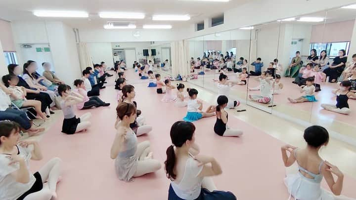 松浦景子のインスタグラム：「✨全国ワークショップ✨in大阪  松浦景子の楽しいバレエレッスン 〜みんなでプリエしよな〜  念願の大阪クラスが無事2日間終了🩰💕  東京・名古屋を上回る流石の関西パワー💪 めちゃくちゃ楽しかったです！  次回は追加された東京、 そして三重と福岡へお邪魔しますよ〜🌍❤️ 夏は恐らく一旦ラストです！  ▼  【全国ワークショップ】各地方㊗️即完売につき追加枠！  松浦景子の楽しいバレエレッスン ～みんなでプリエしよな～8.9月  ✨東京追加✨三重✨福岡✨  只今、出張レッスンも沢山ご依頼いただいてます❤️  . ーーー【追加枠】主催レッスン詳細ーーー .  ❤︎8/23(日) 三重県 emu little ballet  10:30~12:00・初級クラス 13:30~15:00・中級者クラス 16:30~18:00・中級者クラス 19:30~21:00・上級者クラス  ❤︎ 9/1(金)2(土) 東京 新宿村スタジオW301  9月1日（金）※見学あり 17:00~18:30・初級クラス 19:00〜20:30・中上級者クラス  9月2日（土）※見学あり 11:00~12:30・中上級者クラス  ❤︎9/9(土)10(日) 福岡　FUKUOKA BALLET CENTER  9月9日(土）※見学あり、パーソナル見学なし 11:00~12:30・初級クラス（小学生以下推奨） 14:00~15:30・中級者クラス 17:00~18:30・上級者クラス 20:00~20:30・パーソナル① 20:30~21:00・パーソナル②  9月10日(日)※見学あり 11:00~12:30・初級クラス（中学生以上大人推奨） 14:00~15:30・中級者クラス 17:00~18:30・上級者クラス  ※必ず所属団体やスクールの先生に承諾を得てからご参加ください。  .  ーーー世界一『楽しい』レッスンの特徴ーーー  ★幅広いクラス分け(見学OK)  ★バレエに興味はあるけど はじめの一歩が出ない完全初心者も大歓迎！  ★ブランクあってもOK！  ★とにかく楽しく踊りたい人集合！  ★パーソナルあり※先着順 (ヴァリエーションなどお悩みに沿った個人レッスン)  ★レッスン後はお楽しみコーナーあり！  .  ーーーーークラス分けについてーーーーー  初心者→初バレエ.未経験者大歓迎！(バレエ歴0〜3年目安) 中級者→ブランクあってもOK（バレエ歴3~10年目安） 上級者→なんでもチャレンジ!(バレエ歴10年~目安）  パーソナル→ ヴァリエーションなど、バレエに関するお悩みに沿った個人レッスン (時間と人数に限りがございます。)  年数・年齢は問いません。 参加クラスは年数経験の目安も記載してますがご自身の判断でお願いします。  .  ーーーーーご参加される方へーーーーー  持ち物：シューズ、レッスン着、飲み物、タオル 未経験者はシューズなしで汚れてもいい靴下でもOK。 (Tシャツやジャージ、動きやすい格好でもOK）  ⚫︎お時間までにレッスンを受けれる状態でお待ちください。  ⚫︎時間に余裕をもってお越しください。  ⚫︎お客様都合での払い戻しは一切対応しかねます。  .  ーーーーー大切なお知らせーーーーー  ※必ず所属団体やスクールの先生に承諾を得てからご参加ください。 （個人やオープンなスタジオは自由判断です）  ※出張レッスンに関しましては、スケジュールや条件が揃い次第決行となります。ご希望に添えない場合もございますのでご了承ください。  . ーーーーーーーーーーーーーーーーー  詳細やお申込み・出張のご相談、各お問い合わせは 松浦景子Instagramのストーリーズ ハライトに掲載している ワークショップ専用URLから公式サイトへ  @pinkpinks13   💗🩰バレエ大好き🩰💗  .  #バレエ #クラシックバレエ  #バレエレッスン #バレエワークショップ #バレエ教室 #バレエストレッチ #バレエスタジオ #バレエ女子 #バレエ男子　 #バレエコンクール #バレエスクール #バレエダンサー #モダンバレエ #コンテンポラリーダンス #大人バレエ #大人リーナ #コンクールレッスン #キッズバレエ #バレエキッズ #オープンクラス #バレエ初心者  #吉本新喜劇 #新喜劇 #バレエ芸人 #バレリーナ芸人 #松浦景子 #けっけちゃんねる #バレエ大好き #バレエあるある」