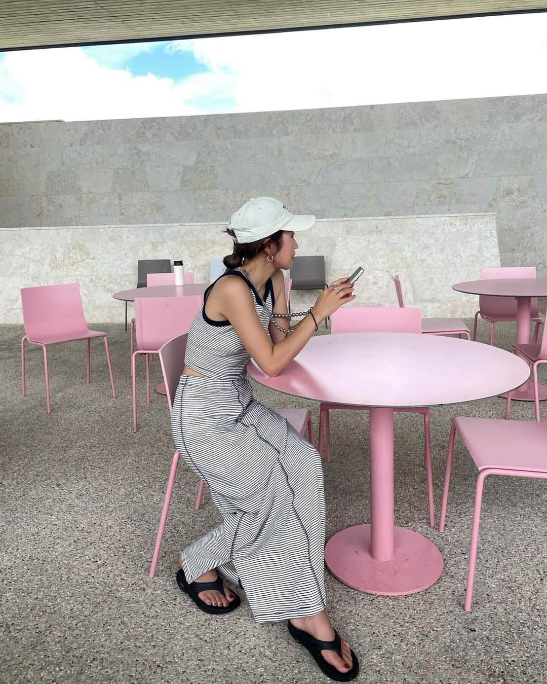 yan___5のインスタグラム：「カヤックした後にバンタカフェ🐚  olugrillのハンバーガー🍔も チーズケーキも🧀(写真ないけど) 美味しかったなー🫠💖  #AMERI のセットアップ 1日中スカートの向きが違うまま過ごしてたよ☕  #沖縄カフェ」