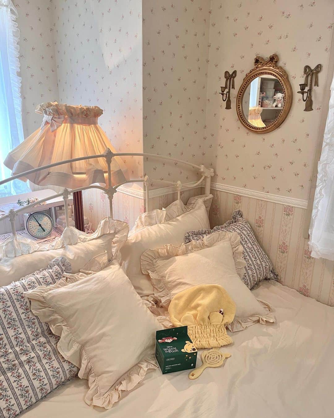 織田エリカのインスタグラム：「𝕡𝕠𝕠𝕙 𝕡𝕒𝕔𝕜🐻🍯  𓂃  プーさんとコラボのシカパック💚 普段から愛用してるパックだから パッケージ可愛くなって嬉しい🐻  クシもプーさんの形しててナイトケアが テンション上がる💛  ©︎ Disney © Disney. Based on the "Winnie the Pooh" works by A.A. Milne and E.H. Shepard.  𓂃  #gifted #myroom #room #interior #vintage #vintagegirl #antique #shabbychic #cute #frenchgirl #girly #lauraashley #ディズニーストアLOVER #ディズニーストア #ショップディズニー #プーさん #マイルーム #インテリア #アンティーク #ヴィンテージ #ルーム #シャビーシック #ベッドルーム #淡色女子 #かわいい #お部屋紹介 #ルームツアー #フレンチガーリー #ヴィンテージガーリー #ヴィンテージライク」