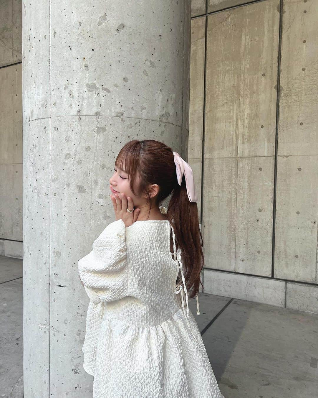 鈴木くるみのインスタグラム：「どうしても君が好きだの お話会が今日で最後でした🥺  みんなからたくさんの嬉しい言葉をかけてもらえて本当に幸せな期間でした♡  62thシングルからは握手会も復活するので、良かったら来てください✨️  本当にありがとうございました🎀💭   #お話会 #akb48  #ポニーテール #リボン #私服」