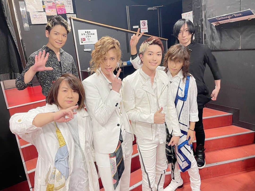 高井淳のインスタグラム：「7/29(土)  Nicori Light Tours「spread」 渋谷REX  これからはやるであろう 袖をなおしてる途中ポーズです(違)  二公演とも熱いステージでした☺︎ ありがとうございました！  次回は8/12の2周年記念ワンマンですね◎  リポD、味も好き。  押忍！」