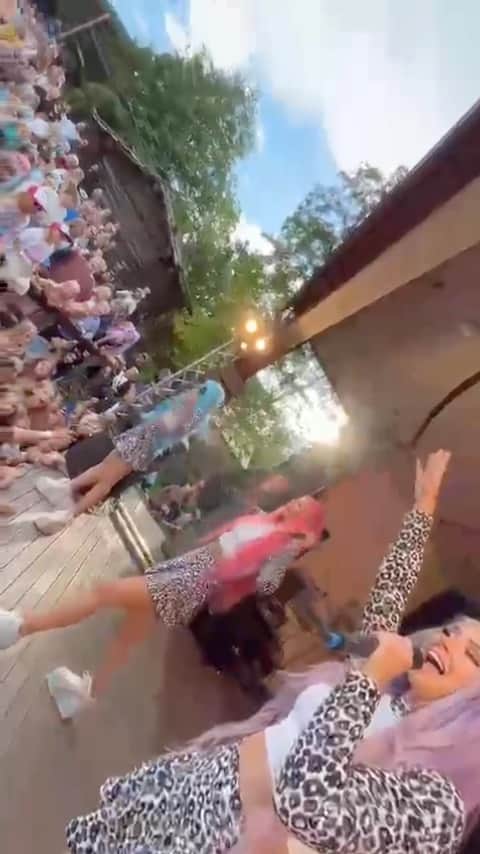 ドリー・スタイルのインスタグラム：「EDSBYN I FREDAGS NI VAR GAAAAAAALNA!!! Och vi älskade det!! 😍💗💙💜 Heja heja heja den energin ni gav 😍 #dollystylesummertour2023」