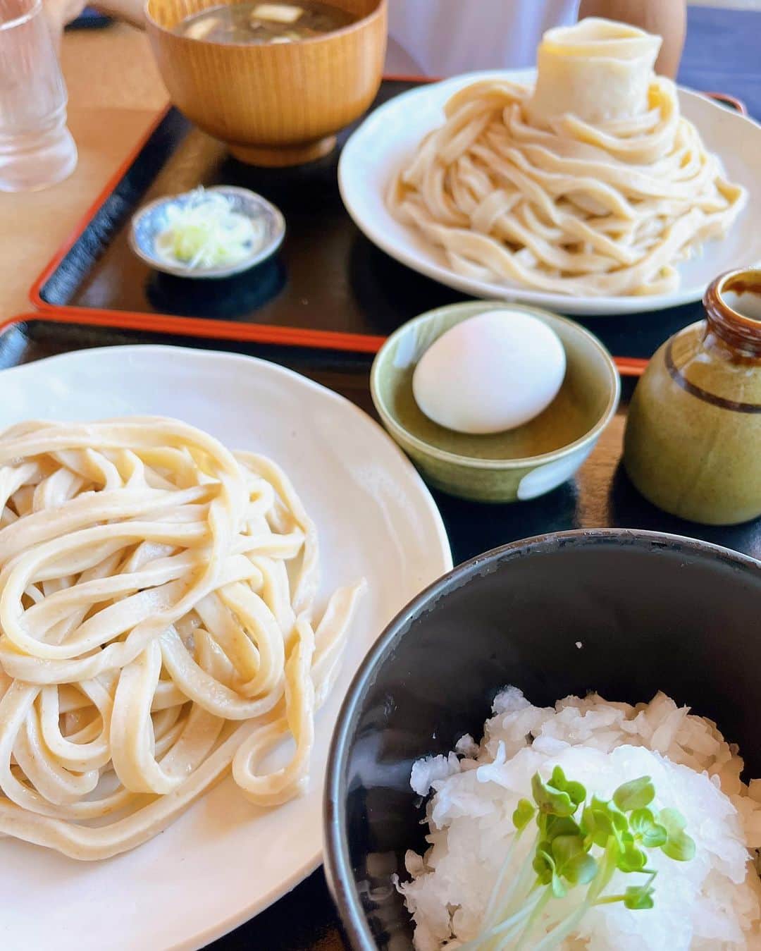 トテンのインスタグラム：「今日はたいぽんと二人。午前から陸上クラブチームの送迎🚗をして、帰りに久々に近所のうどん屋さんに寄りました♪  私は冷たい鬼おろし、たいぽんはあったかい鴨汁。 汗だくで並んであったかいの食べるんだ！？🔥って思ったけど、 気温38℃の山道を何キロも走り抜ける中3は、暑さへの耐性が凡人の母とは別次元なのですね。  帰宅してからはさっさとシャワーを浴びさせて(激クサ)、受験勉強。 私に教えるように喋り続けると頭に入るらしい。夕飯の支度しながら聞いてるフリ👂🏻」