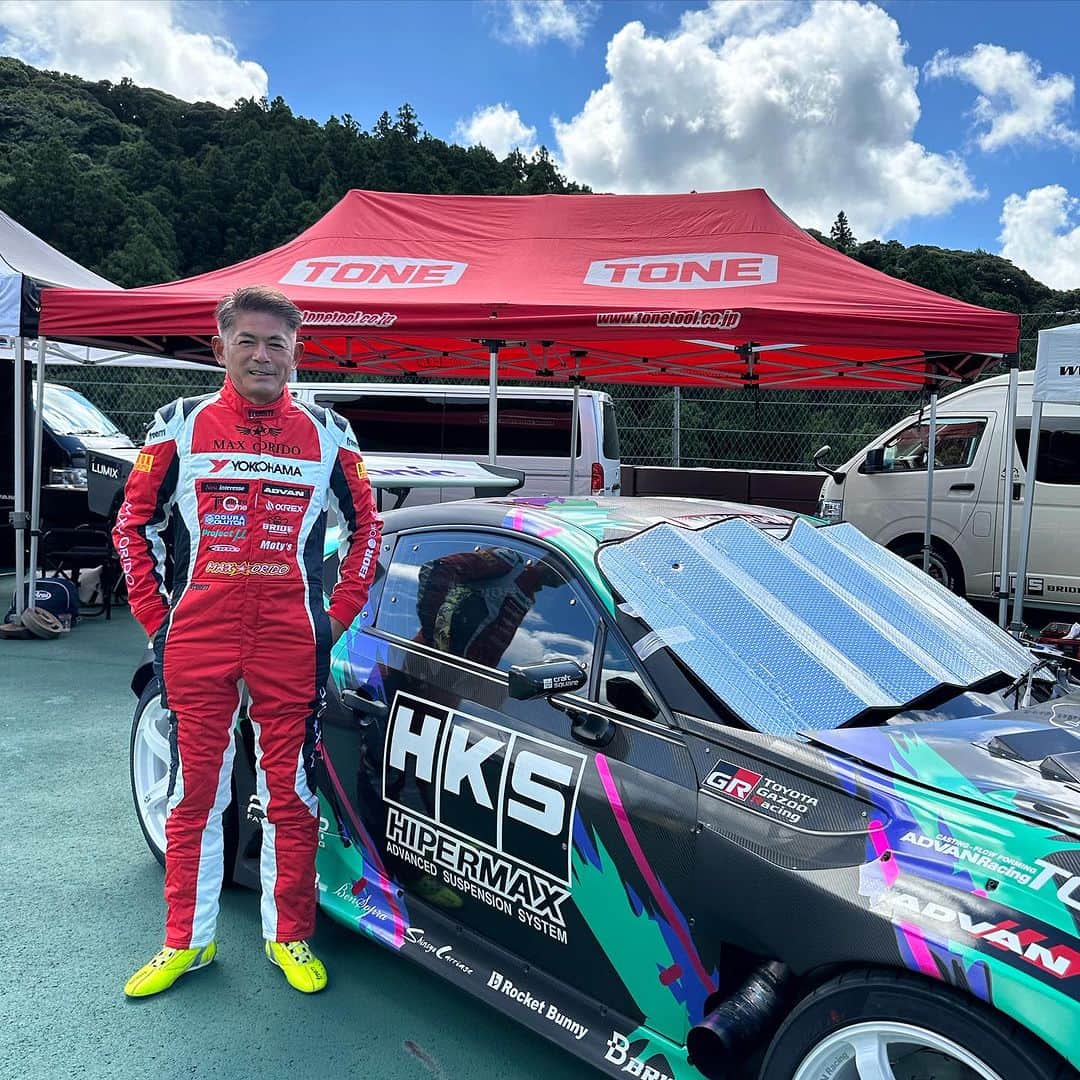 織戸学のインスタグラム：「@freem_motorsport_japan   今回のイベントに 急遽制作した レーシングスーツ  最高だね。  @hks_japan   最高の drift machine  有り難う御座いました。  @themagarigawaclub   @yokohama.rubber_jp」