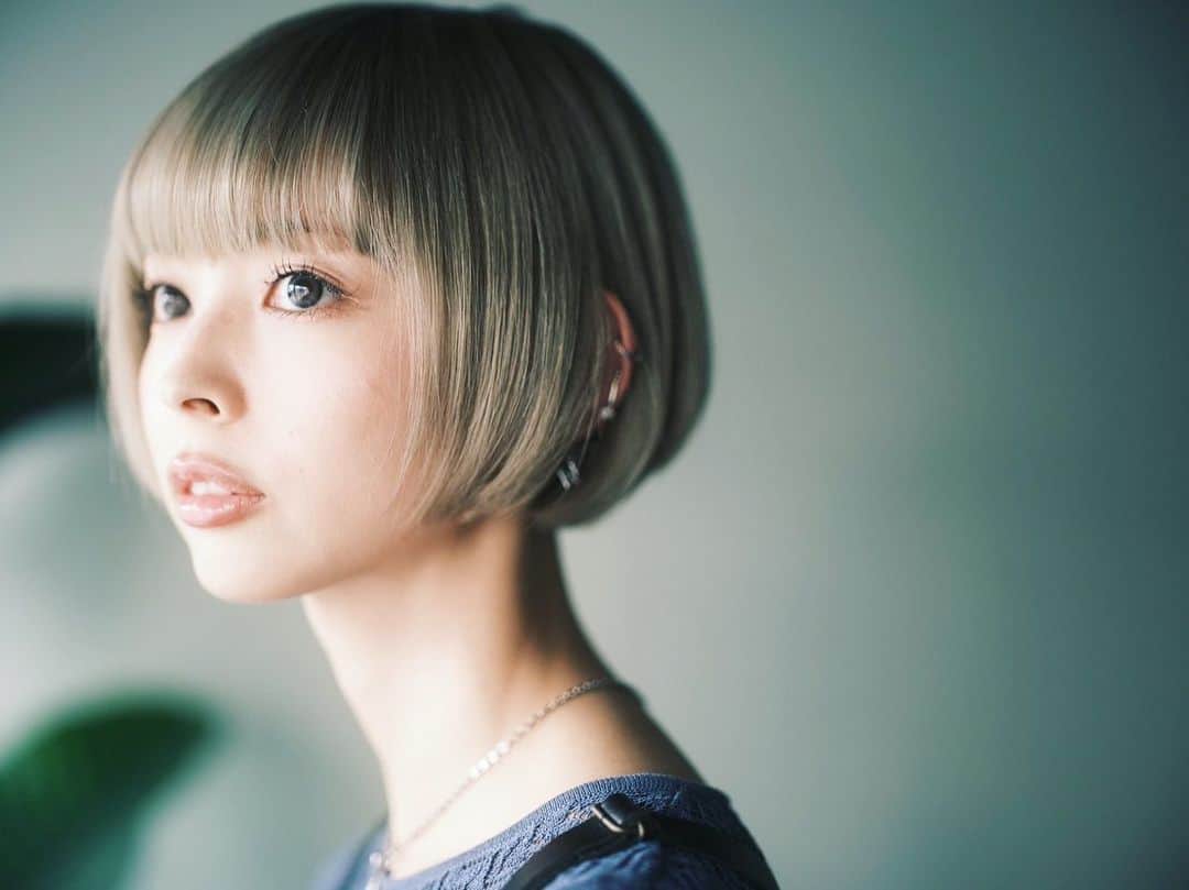 最上もがのインスタグラム：「『LEON』webで作家の樋口毅宏さんとの対談インタビュー 前編・後編公開されたよ。 前編は、こないだインスタで話したようなこととか 後編は、「産後うつ」のこと話したりしましたが これ、多分男性(パートナー)が思っている何億倍も しんどいんですよね。 産後うつ、になりきらなくとも 産後のホルモンバランスの乱れはなかなか制御できるものではなく。 その上24時間体制の育児を即開始するわけで。  妊娠中もなかなかにひどいんですけどね。(個人差ありますが) 私はつわりもやばかったので、色々重なり メンタルもぐちゃぐちゃでしたし。  ピリピリしている、て言われるのも、 そう思われてるだろうなと感じるのも、凄く辛かった。  ここに関しての理解が拡まったら 気が楽になる人結構いるんじゃないかなあて思ったり…。 でも、相手のために知ろうとしない限りわからないし 体感できないことを理解するっていうのは難しいですよね。 未経験なことを知ったかぶってアドバイスしてくる人たまにいますが、実際は全く違いますもん。  でも、乗り越えられないことはない と自分で少しずつ実感しているので 今日も一歩、最強のシングルマザーに近づきました。  ちなみにこの日のコーデきかれてましたが トップスは @zara  スカートは @uniqlo_jp  なのです。✌️  どっちももう在庫ないかも… 3Dリブロングスカートめちゃくちゃ履き心地良くて 色違いで2枚買っちゃった。 シルエットもすごく綺麗なの。  さて、本日もみなさま お疲れ様でした🌝」