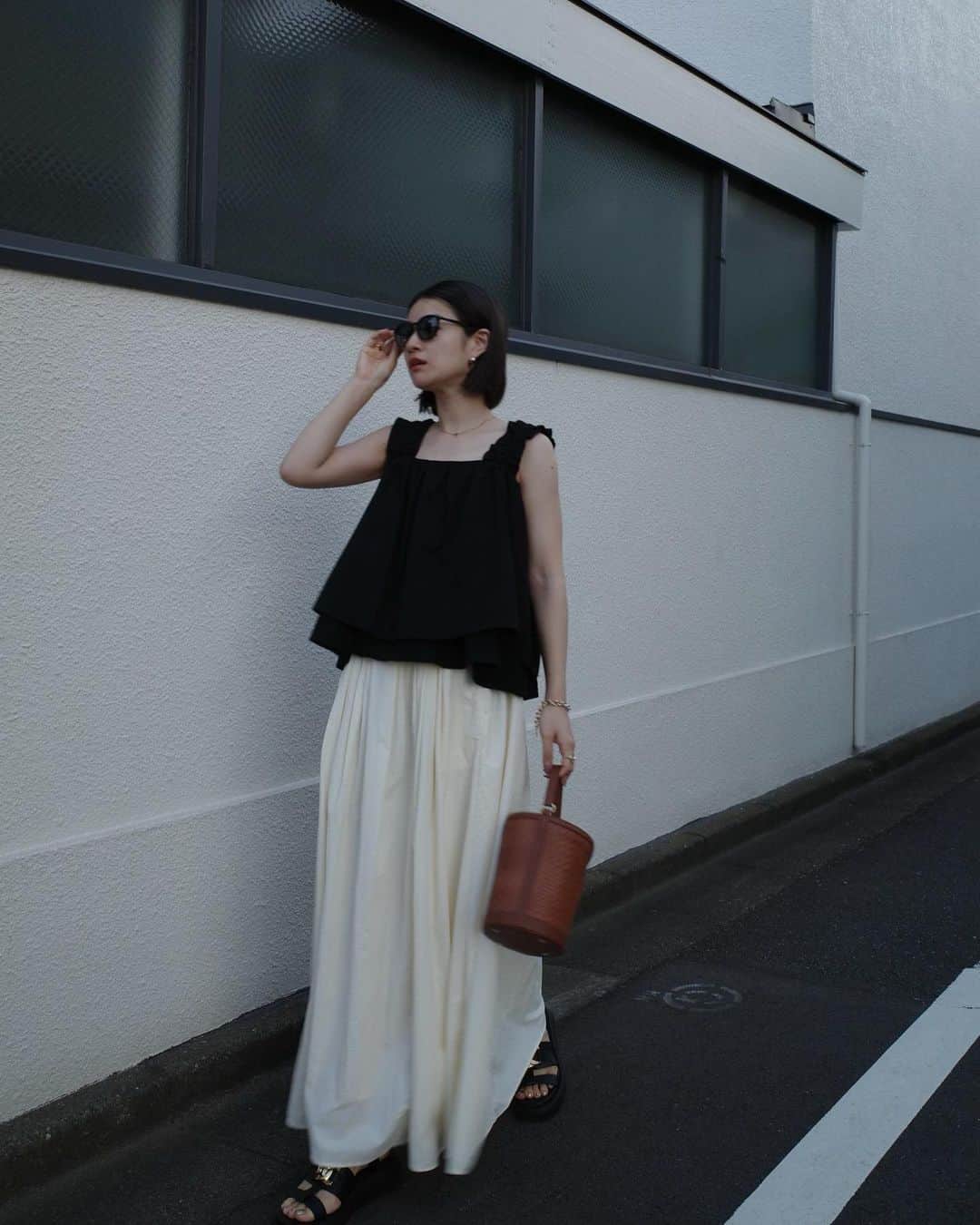 のインスタグラム：「❤︎  この夏、たくさん着てるキャミソール。 ふわっとしてる形で何にでもあう◎  この日はふわ×ふわ同士の組み合わせでした。 最近インスタで見つけた @abor__official . 可愛いのにえ！なお値段なもの多め。  まだまだ夏が続きそうなので 気分転換にsaleアイテムの 買い足しが捗っているこの頃です。  #abor__official #abor #モノトーンコーデ」
