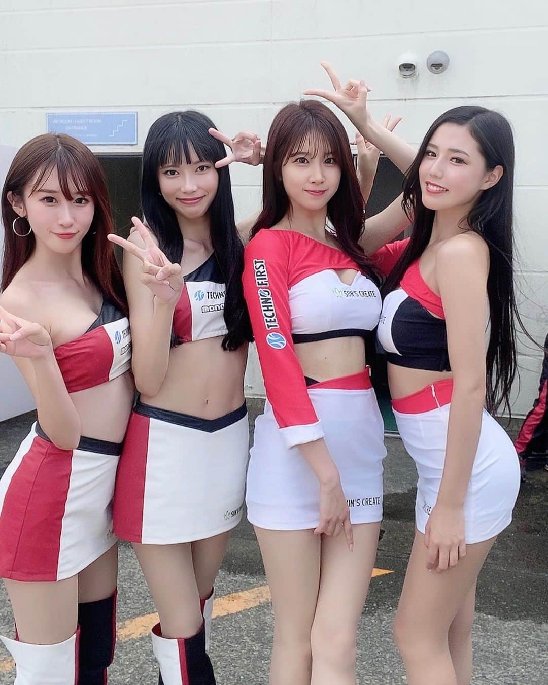 真木しおりのインスタグラム：「S耐　in オートポリス🐻  ありがとうございました🥺🫶  34号車　テクノファースト 見事3位でチェッカーをうけました🏁  ５時間耐久と長いレースでしたが沢山の応援ありがとうございました🐻❤️  次戦もテクノファーストと、テクノファーストレディの応援宜しくお願いします👼👼🩵  #スーパー耐久　#s耐 #s耐久  #テクノファースト　#テクノファーストレディ　#TECHNOFIRST #rq #レースクイーン#레이싱모델#racingmodel#팔로우#真木しおり#オートポリス」