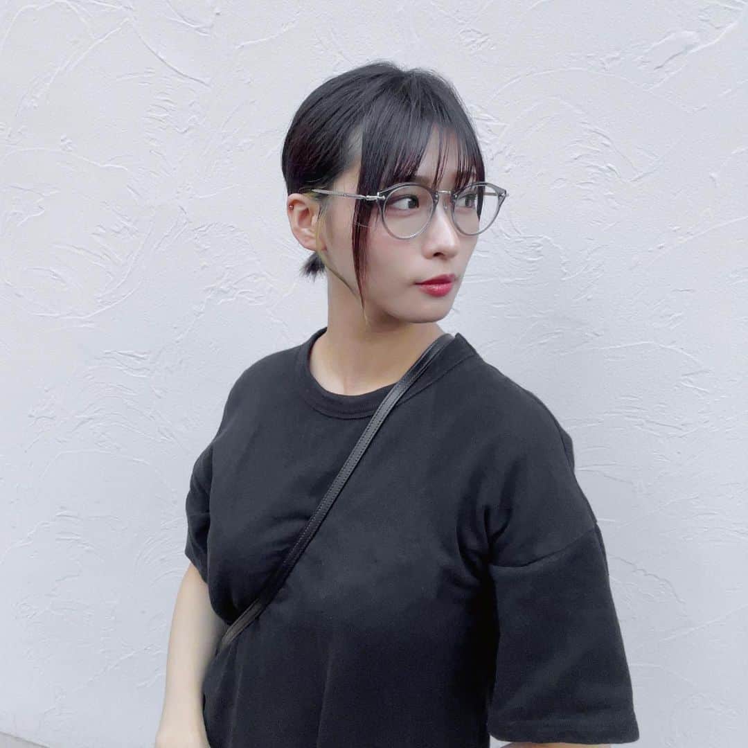 松田彩希のインスタグラム：「. めがねを新調しました！ 憧れてたクリアメガネ！  殺陣の稽古の時に飛ばしがちで壊しそうだったので今回は気をつけるぞ、、、、！」