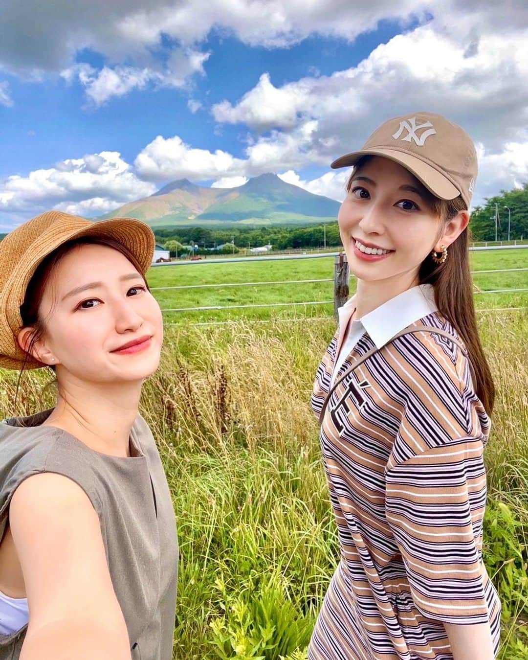 今井麻椰のインスタグラム：「今年も森町観光大使として、PR活動巡りをしてきました🫡✨  キャンプ場でBBQ🍖 絵本のようなパン屋さん🍞  メロン🍈のかき氷とクレープ ブルーベリー🫐のパンケーキ 今回特別に作っていただきました！  凸凹コンビのさなちゃんと、北海道の夏を一気に満喫しました☀️  是非！森町に旅してみて下さい☺️❤️  #北海道 #北海道旅行 #道南 #道南旅行 #森町 #北海道グルメ #道南グルメ #森町グルメ #おおば製パン #pronte #ヤキイモクニヤ #FMノースウェーブ #ノースウェーブ」