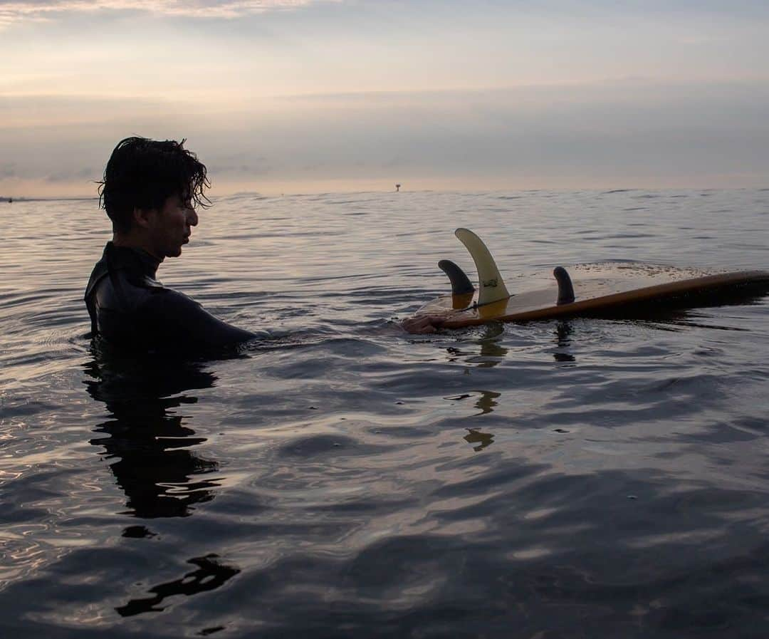 幸太のインスタグラム：「Relax Sunday  日中は、ヤバい暑いから 朝陽か夕陽のタイミングで  プカプカ🪼  太陽と海水を浴びながら 身体を動かせる事に感謝だな  Thanks 📷 @ide_naotoshi   #beautifultime  #naturalstyle  #watershoot  #localtime」