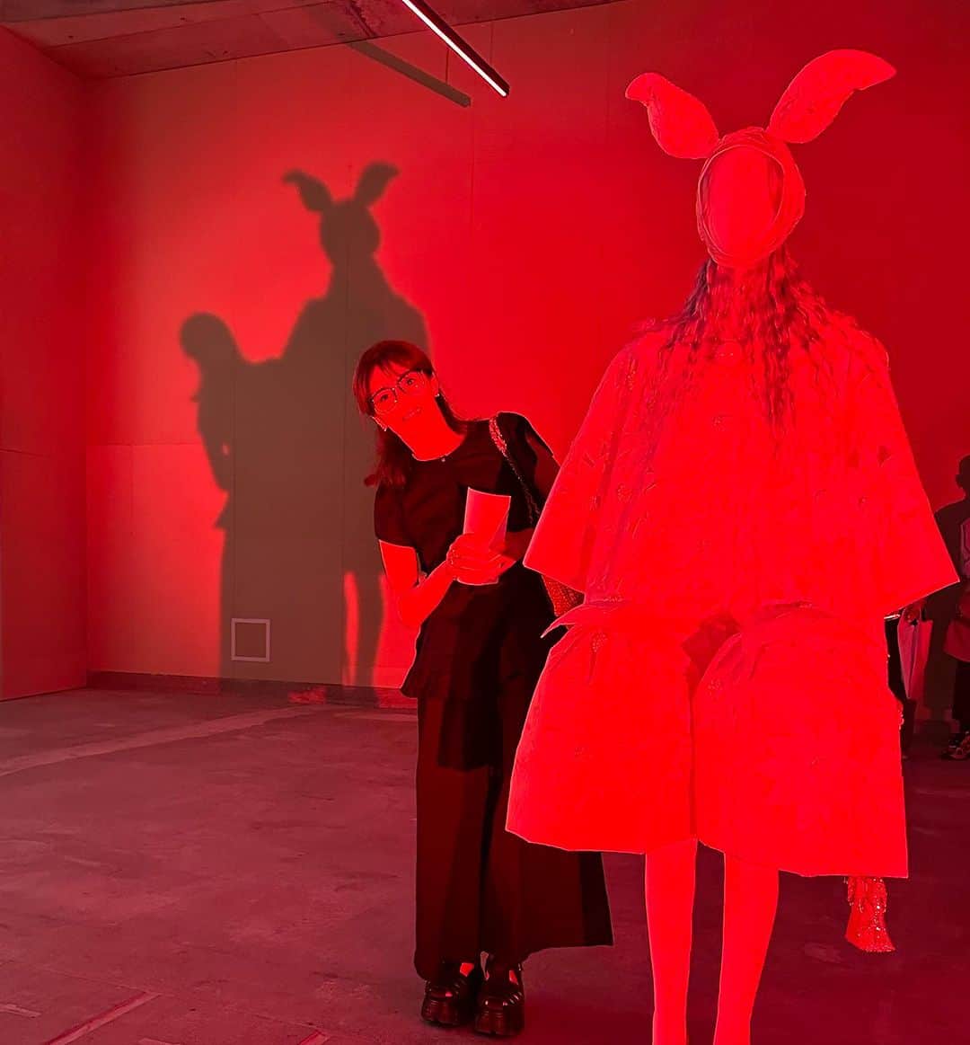 のインスタグラム：「メゾン マルジェラ（Maison Margiela）の大規模インスタレーション「シネマ・インフェルノ」がスタートしました。こちらはジョン・ガリアーノがクリエイティブ・ディレクションを担い構想した物語「シネマ・インフェルノ」を基に構成されたもの。  「Maison Margiela」のシネマティックな世界にぜひ！  開催期間／2023〜8月15日（火）まで ※8月9日（水）15:00〜20:00はクローズ 場所／パークウェースクエア2 住所／東京都渋谷区神南1-19-10 時間／11:00〜20:00（最終入場19:30） 入場無料 事前予約はこちら ※事前予約優先。予約なしの場合、状況により入場待ちや入場不可の可能性あり。」