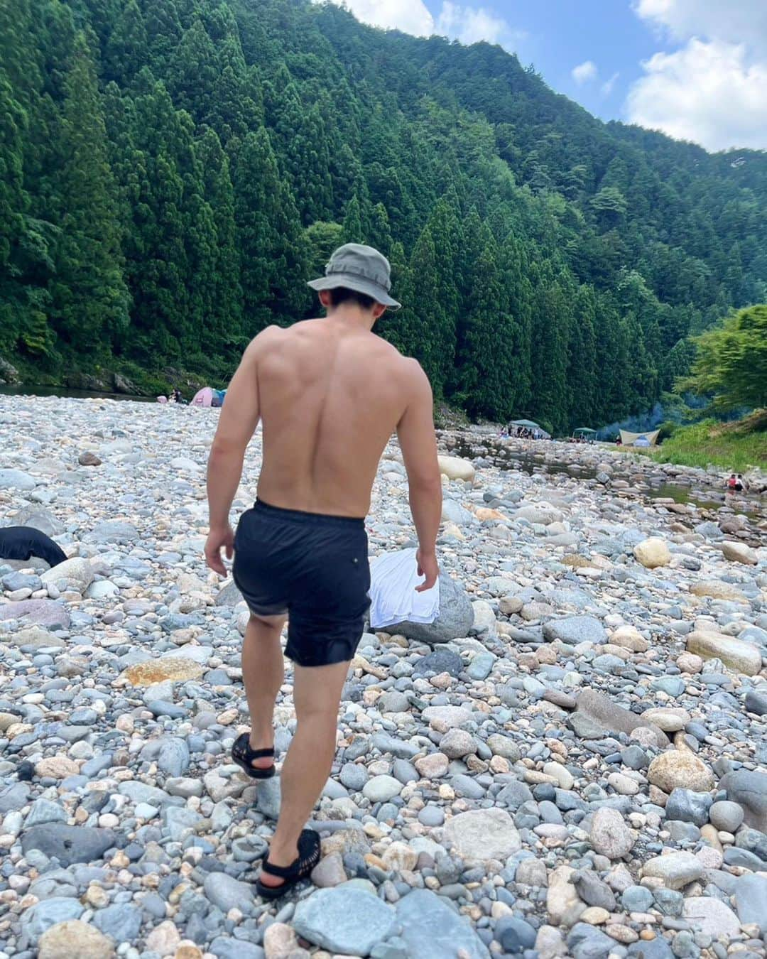 渡部仁のインスタグラム：「海より川😎 今年の冬はキャンプデビュー予定🏕️  #newera #newerajapan」