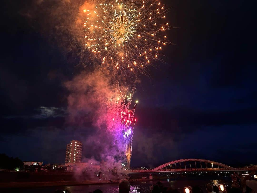 うえたけさんのインスタグラム写真 - (うえたけInstagram)「作品タイトル「桟敷席🎆」  いきますよ〜沼津サイコー٩( ᐛ )و」7月30日 20時54分 - numanzu_uetake