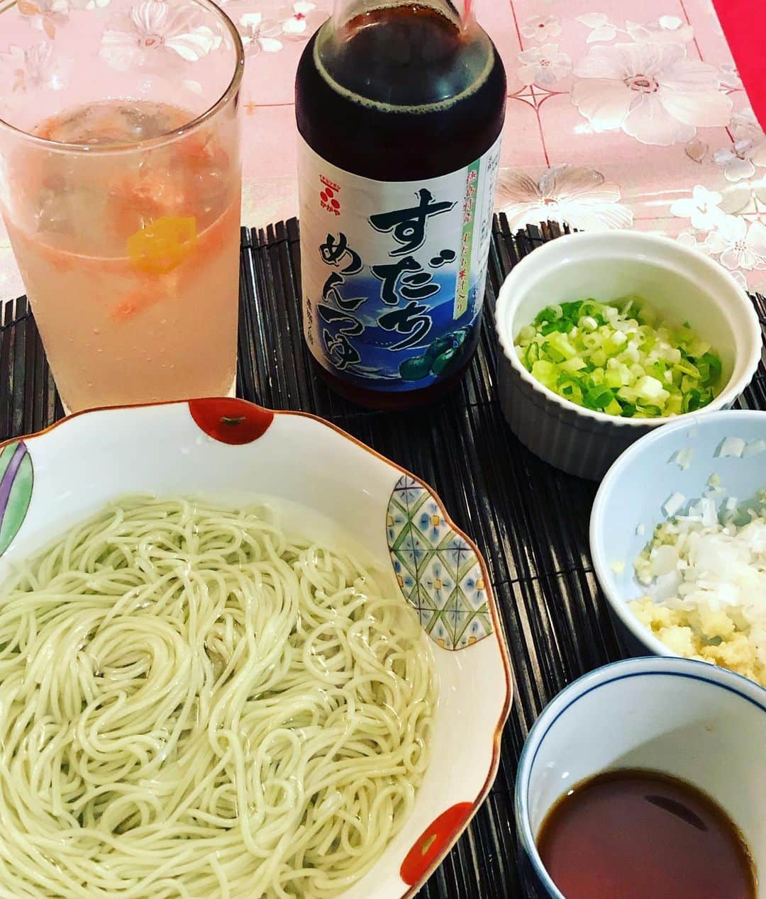 逸見太郎のインスタグラム：「すだち麺  #徳島特産#すだちめんつゆ#爽快な風味 #中学校同級生からの頂き物  おいしゅうございました🙏」