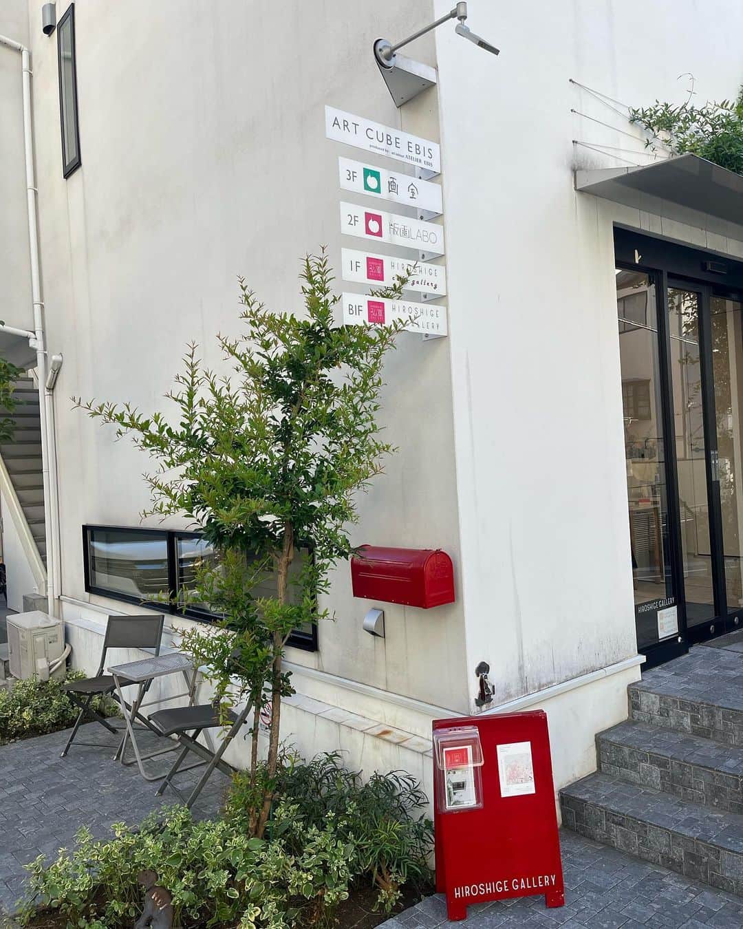 豊泉志織のインスタグラム：「@suguru_kumaki  さんの写真展「take」へ。素敵な写真がたくさんでずっとそこに居たい空間でした🌿可愛くて、お気に入りの写真の一つでもあった猫の写真のトートバッグも購入させて頂きました🐈 . . . #熊木優 さん#写真展#写真#photography #poto#カメラ」