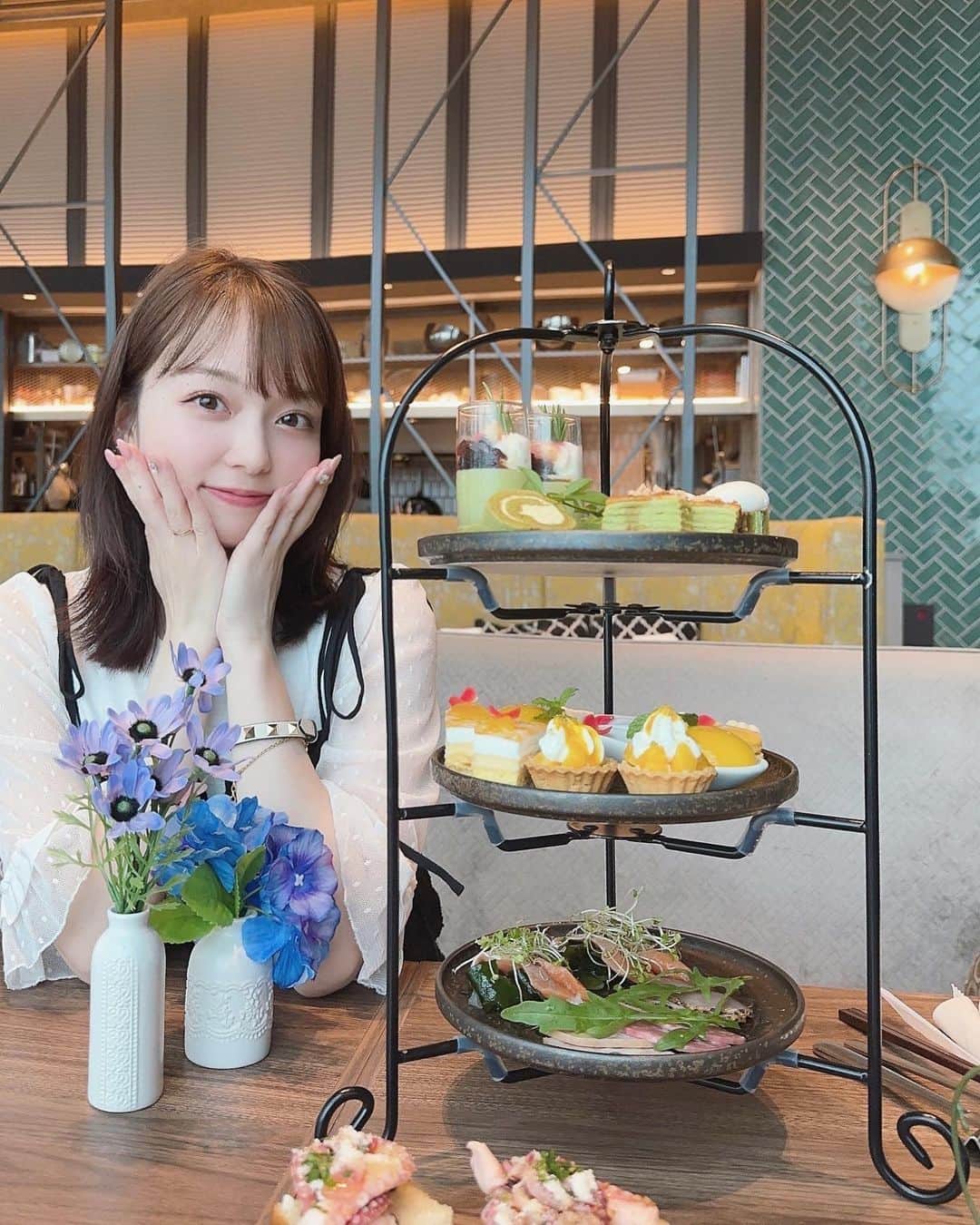 西田ひらりのインスタグラム：「アフタヌーンティー女子会🥂  店員さんが映えるようにって飾りのお花を持ってきてくださったんです🤭幸せな休日でした…♪」