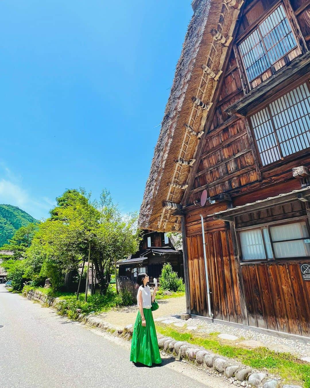 芦原優愛のインスタグラム：「. 今年の夏 暑すぎてハンディファンが手放せません みなさまもご自愛くださいね  #白川郷 #飛騨高山  #shirakawago #hidatakayama  #travelphotography」