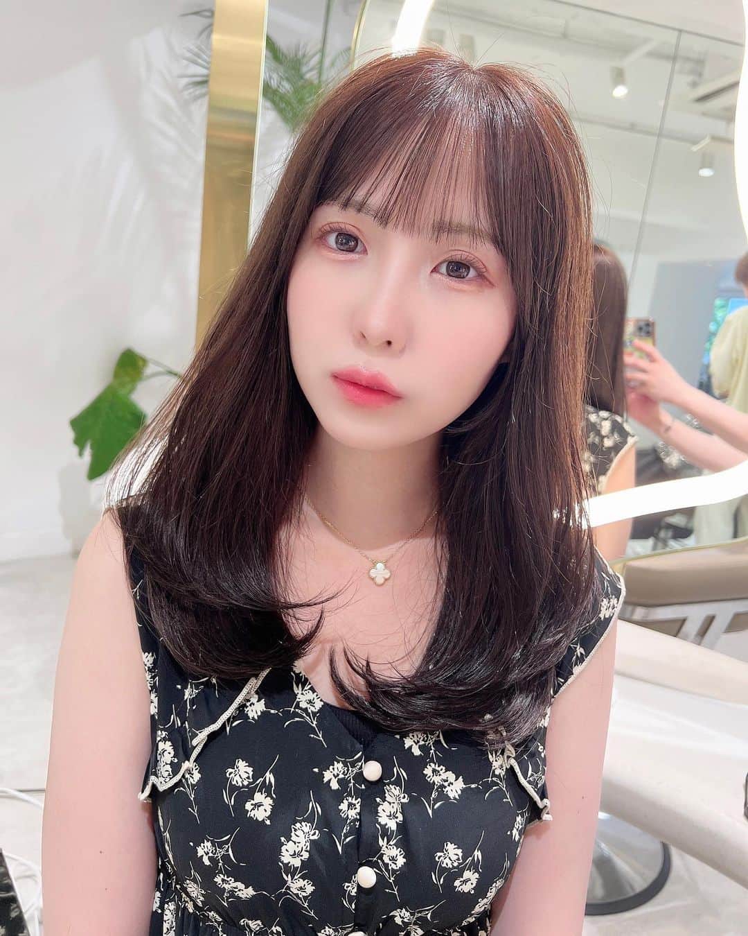 ゆりなさんのインスタグラム写真 - (ゆりなInstagram)「これから夏のイベントが続くので その前に美容院に行ってきました☺️💞 . 髪色は透明感があって髪が綺麗に見える暗髪カラーに、 カットは自分でもセットしやすいように ふわふわレイヤーカットにして頂きました🐰 . @fujitashintaro さんありがとうございました✨」7月30日 20時58分 - riri_yurina