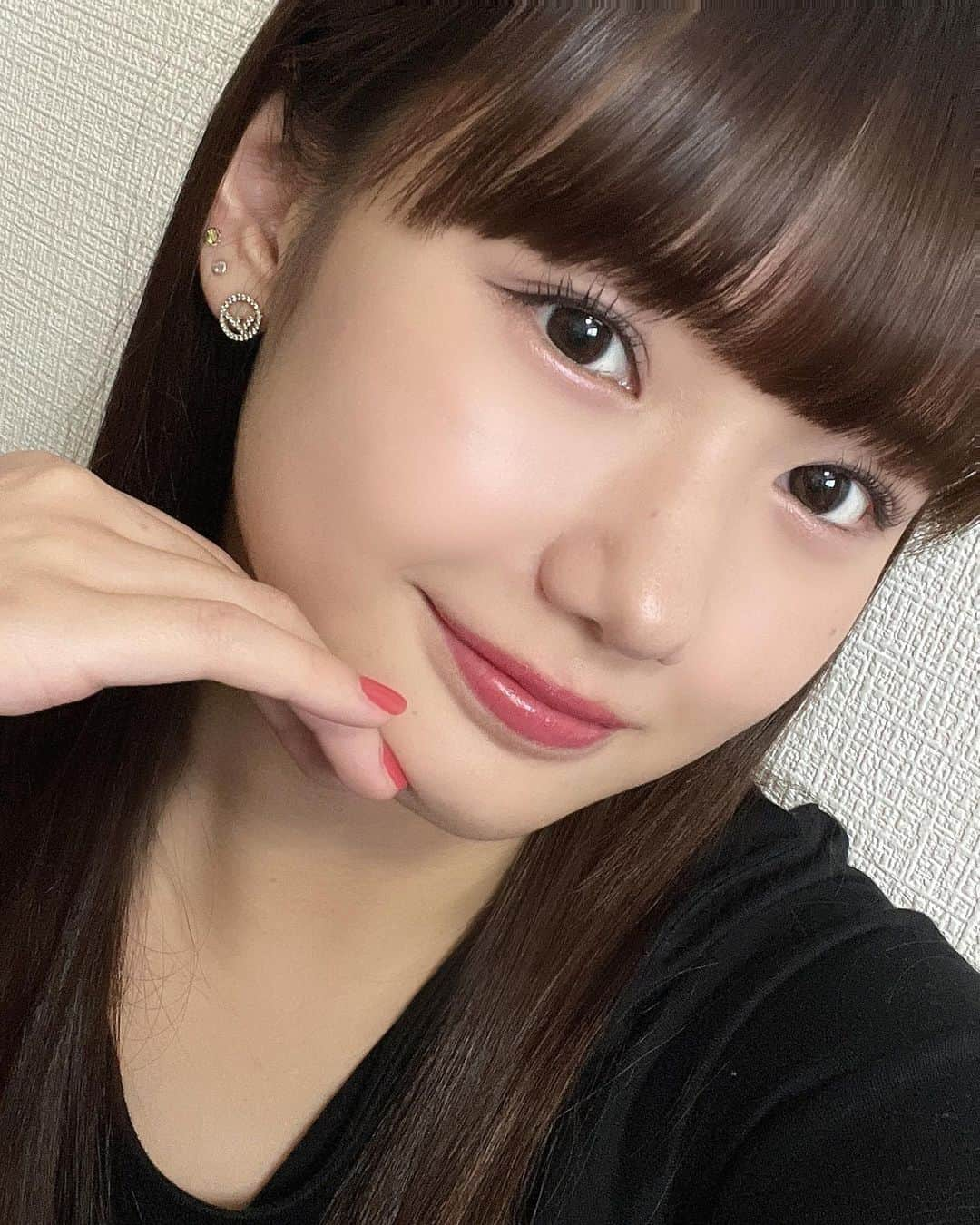 横山玲奈のインスタグラム：「💄🤍 . . サナさんからたくさんコスメをいただきました!!🥲🤍 さっそくメイクしてみたよ💄 . . 🍭なめらか本舗 エイジングケアUV乳液(これは自分の、いつも愛用してるやつ💗) 🍭毛穴パテ職人 テカリ防止パウダー 🍭サナ エクセル パウダー&ペンシル アイブロウEX 🍭サナ エクセル リアルクローズシャドウ CX03 🍭サナ エクセル グリームオンフィットシャドウ GF01 🍭サナ エクセル リップケア ブラーLB01 🍭サナ エクセル グレイズバームリップ GB10 . . 普段から好きで使っていたエクセルのシャドウはやっぱり可愛い使いやすいで最高だったし(コンパクトなのにチップ入ってるのほんと嬉しい) フェイスパウダーつけた瞬間夏にピッタリなサラサラの仕上がりになって「あぁ！私が好きなやつ！」ってなった最高🥲笑 そしてリップをつけたら口はぷるぷるになる、かわいい。  サナさんありがとうございました💗 . . #morningmusume23 #横山玲奈 #エクセル #なめらか本舗 #毛穴パテ職人 #SANA さん #夏メイク #アイドルメイク」