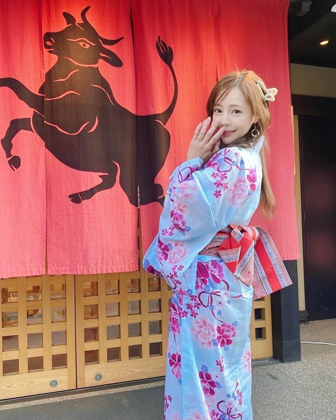 のインスタグラム：「はじめての隅田川花火大会🎆 その前に黒毛和牛を食べに平城苑さんへ🐮 浴衣は涼しげな水色に可愛らしいピンクの花柄にしたよ💗 . . #浅草 #隅田川花火大会 #和牛 #黒毛和牛」